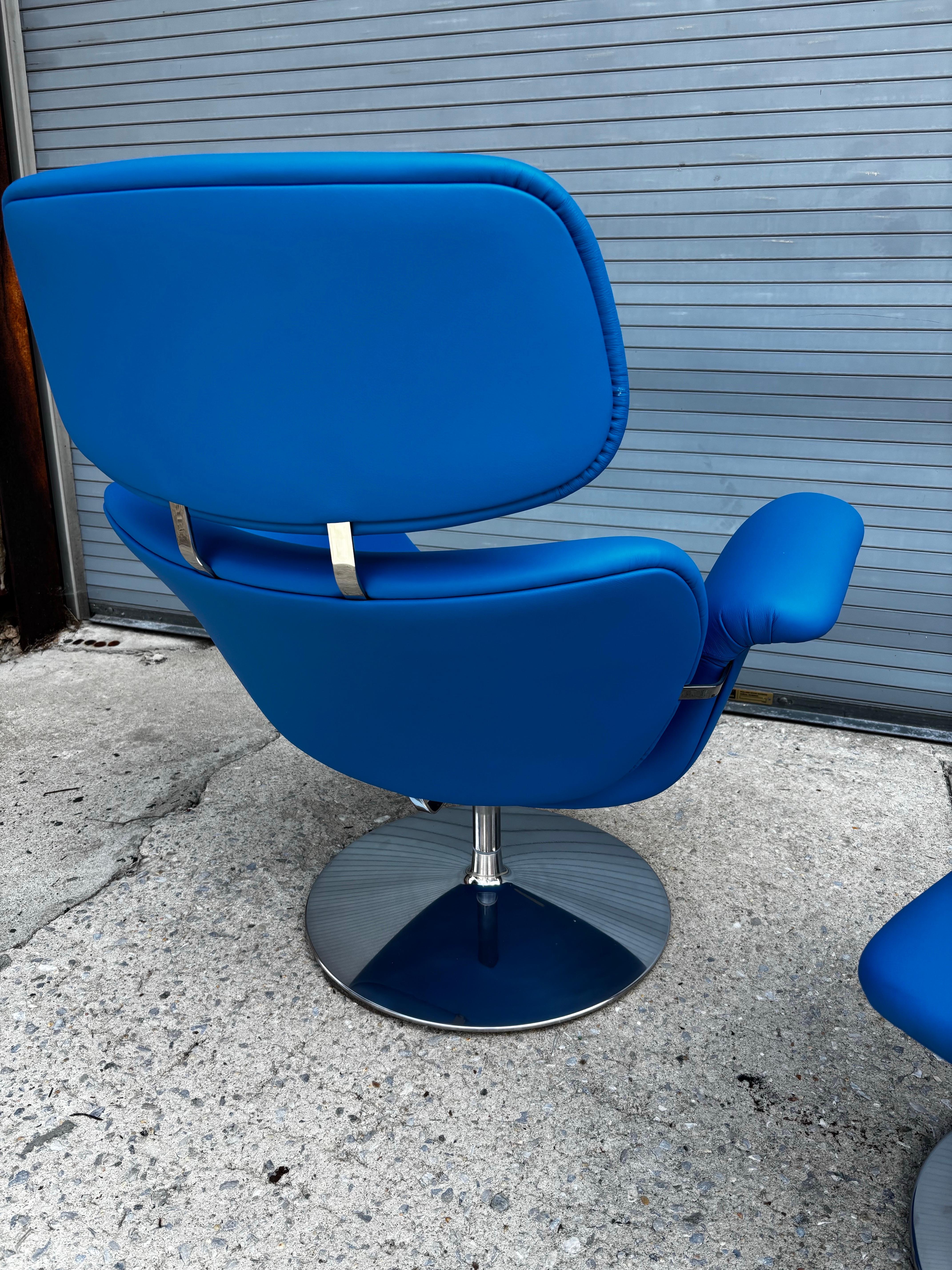 Pierre Paulin pour Artifort Chaise tulipe et pouf en cuir bleu en vente 2