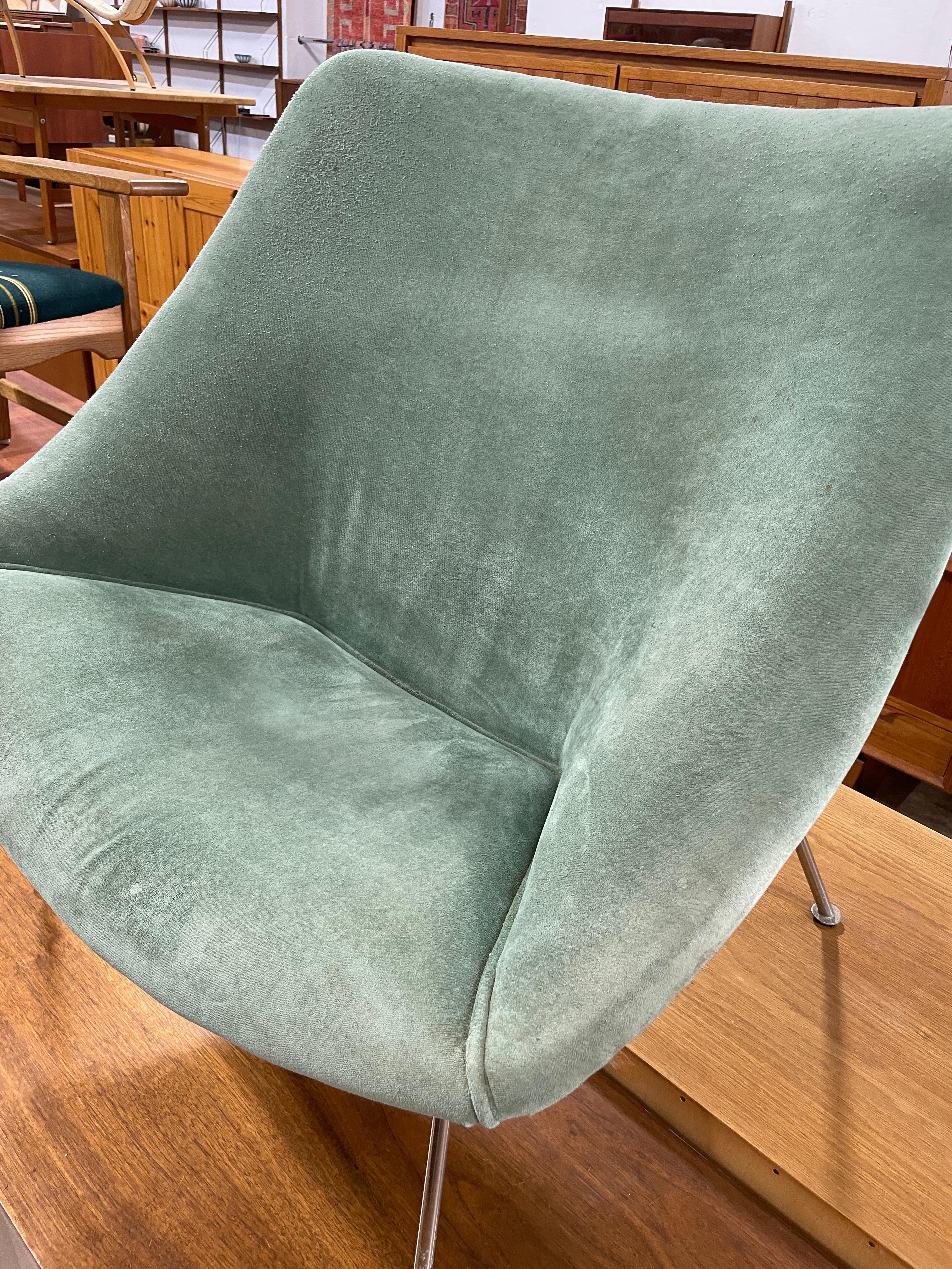 Fabric Pierre Paulin for Artifort Oyster Chair Mid Century For Sale