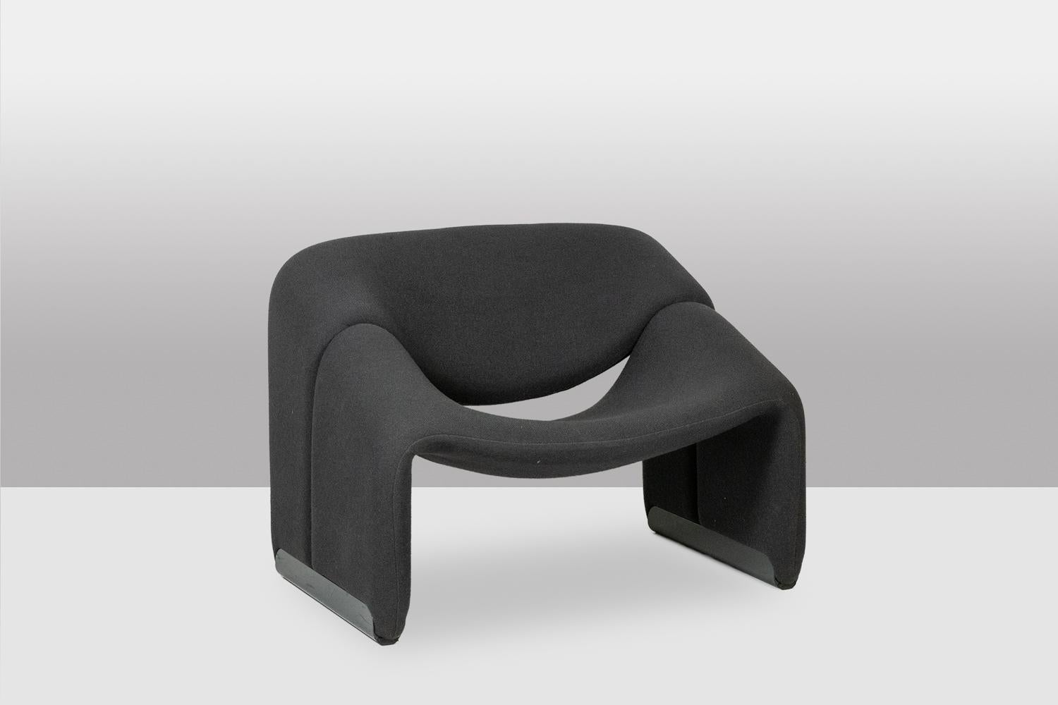 Pierre Paulin for Artifort
Pair of armchairs, “Groovy” model. Metal frame covered with molded foam and a charcoal gray stretch fabric cover. The legs end in aluminum glides.
French design from the 1970s-80s.
Dimensions: H 63 x W 110 x D 40