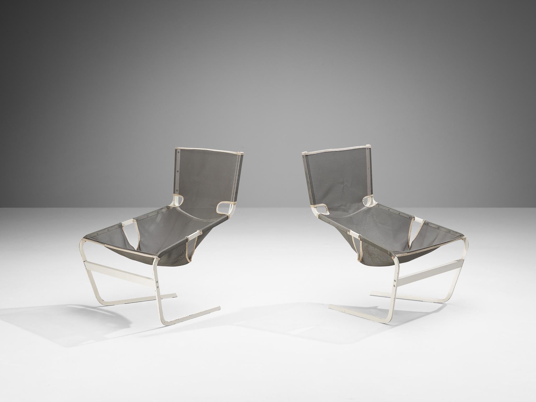 Pair of easy chairs by Pierre Paulin, pair of lounge chairs, model F-444, white metal and mesh, The Netherlands, circa 1962

This pair of mesh F-444 chairs is designed by Pierre Paulin for Artifort in 1962. This chair shows sharp lines and features