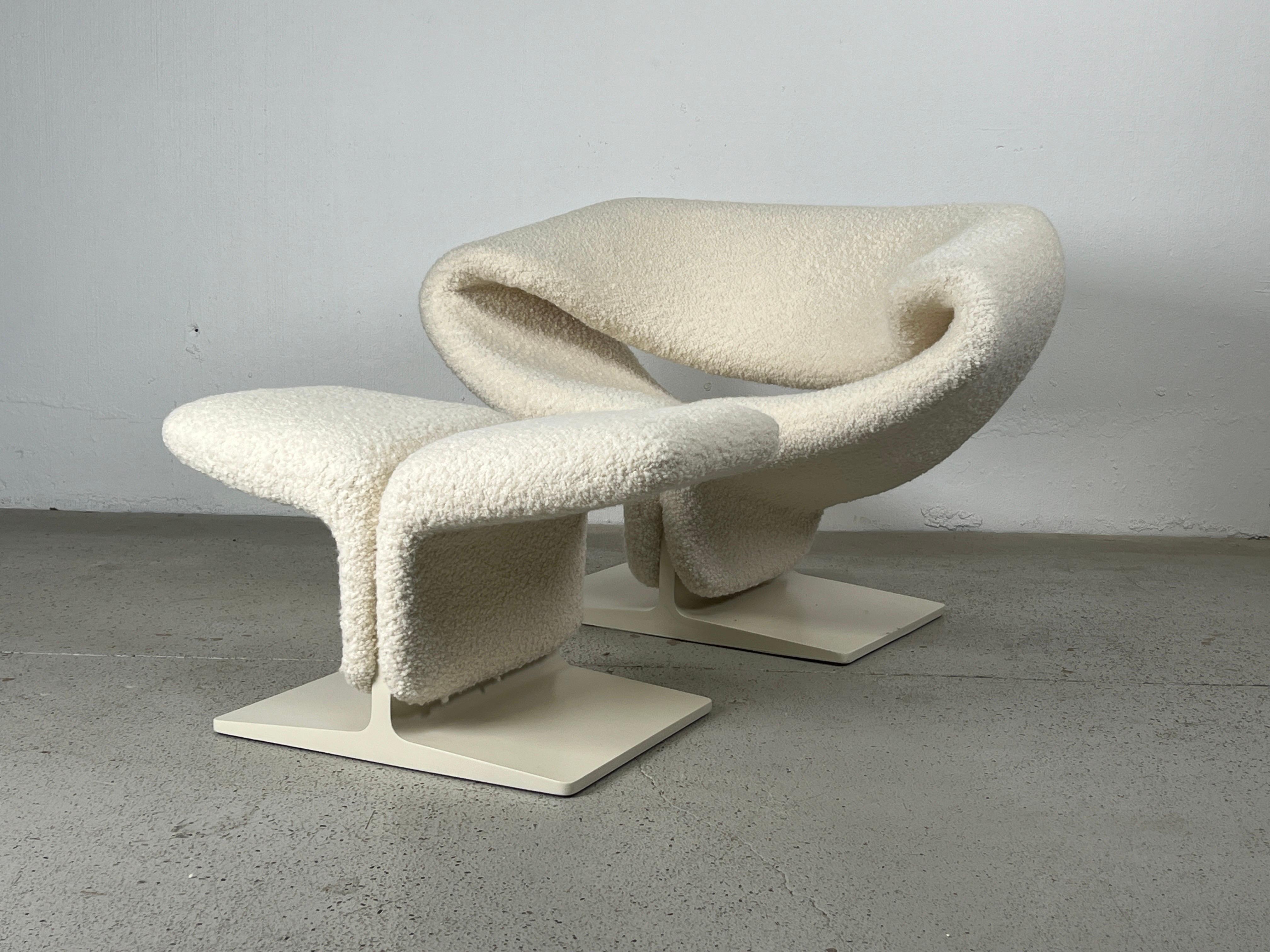 Sessel und Hocker Ribbon, entworfen von Pierre Paulin für Artifort. Vollständig restauriert und gepolstert in HOLLY HUNT / Teddy / Winter White.