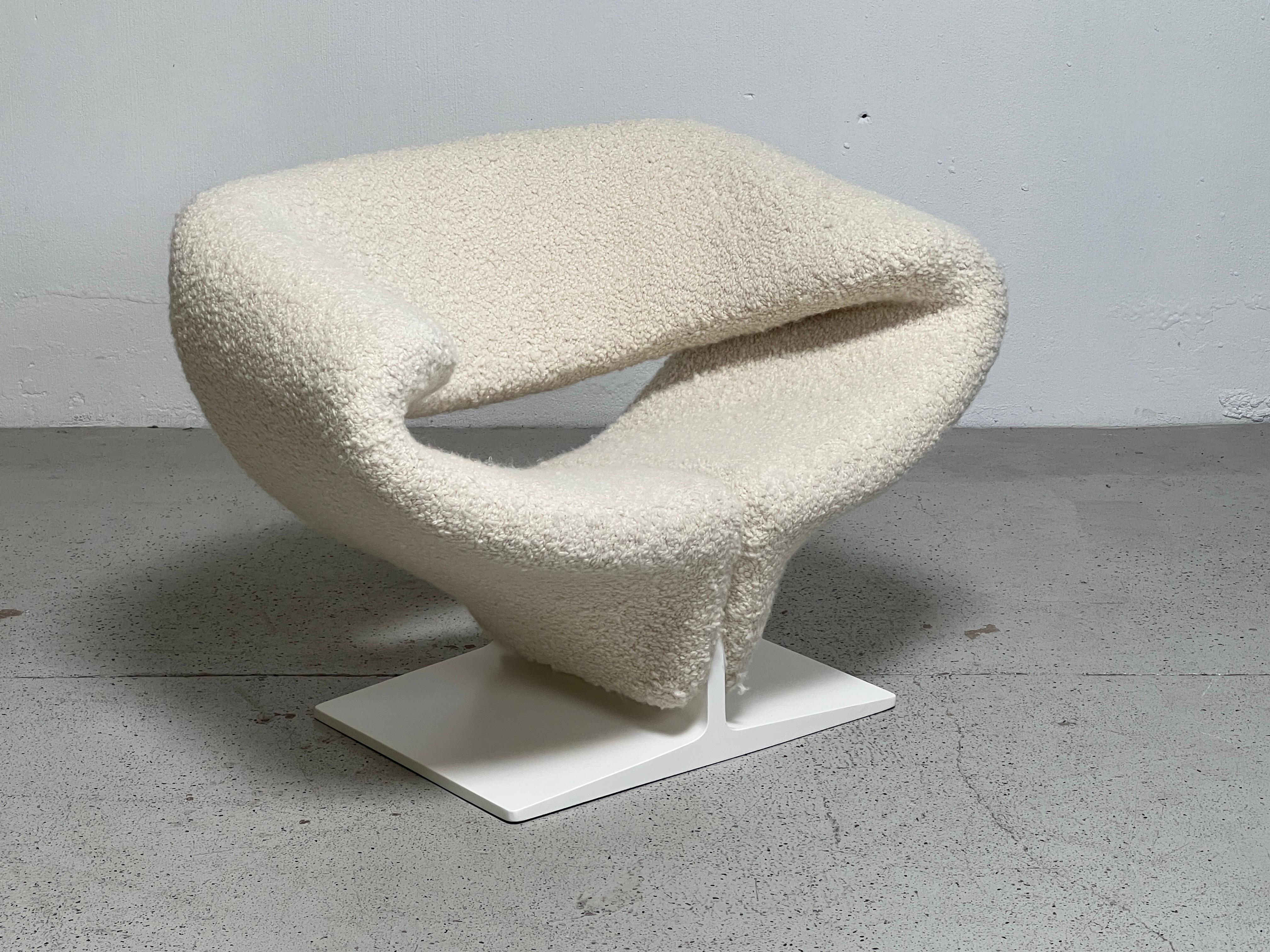Ribbon chair designed by Pierre Paulin for Artifort. Fully restored and upholstered in Holly Hunt / Teddy / Winter White. 
