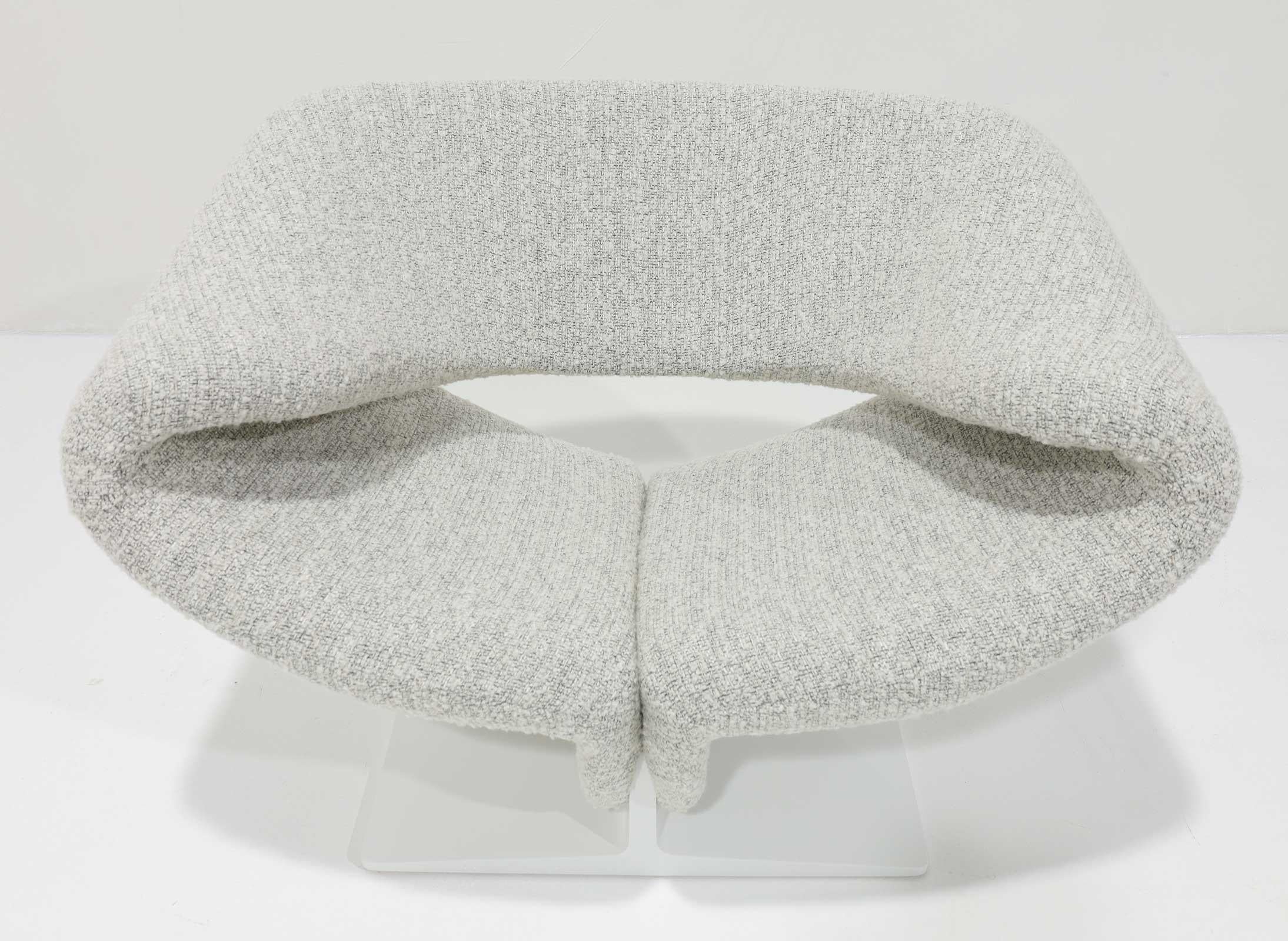 Une magnifique et incroyablement confortable chaise Ribbon, conçue par Pierre Paulin pour Artifort. Nous avons retapissé cette chaise dans un tissu Pierre Frey riche en boucles pour lui donner un aspect plus moderne.