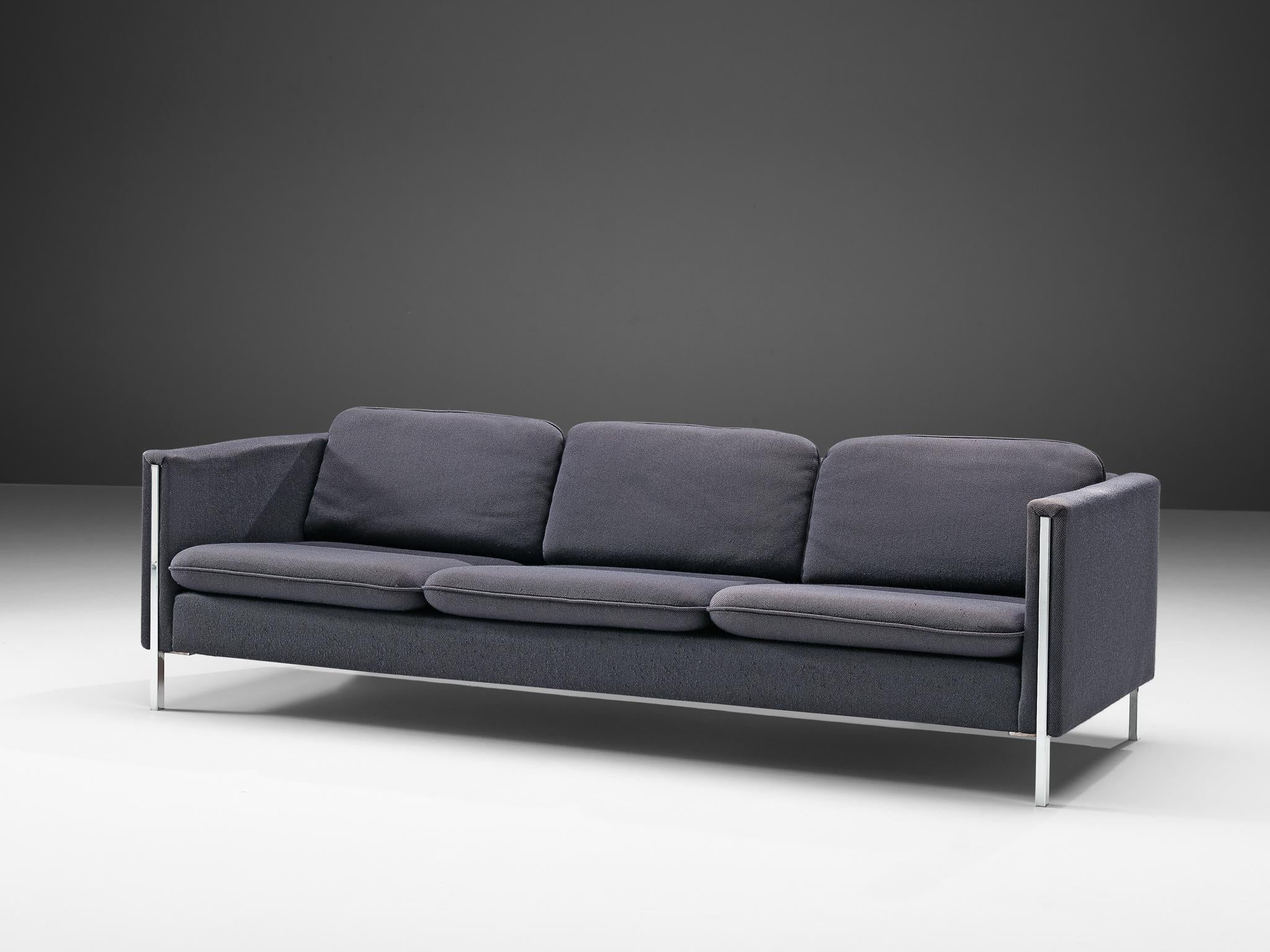 Pierre Paulin für Artifort, Sofa Modell '442/3', Stoffbezug, verchromter Stahl, Niederlande, 1962

Dieses schlichte Sofa basiert auf einer soliden Konstruktion mit klaren Linien und geometrischen Formen, die auf subtile Weise ausgeführt sind. Der