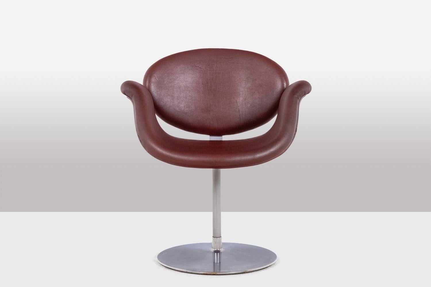 Pierre Paulin for Artifort.

“Tulipe” model armchair, swivel and burgundy color. Seat resting on a round chromed metal base.

French work realized in the 1980s.

Dimensions: H 77 x D 45 cm

Reference:LS5666411A