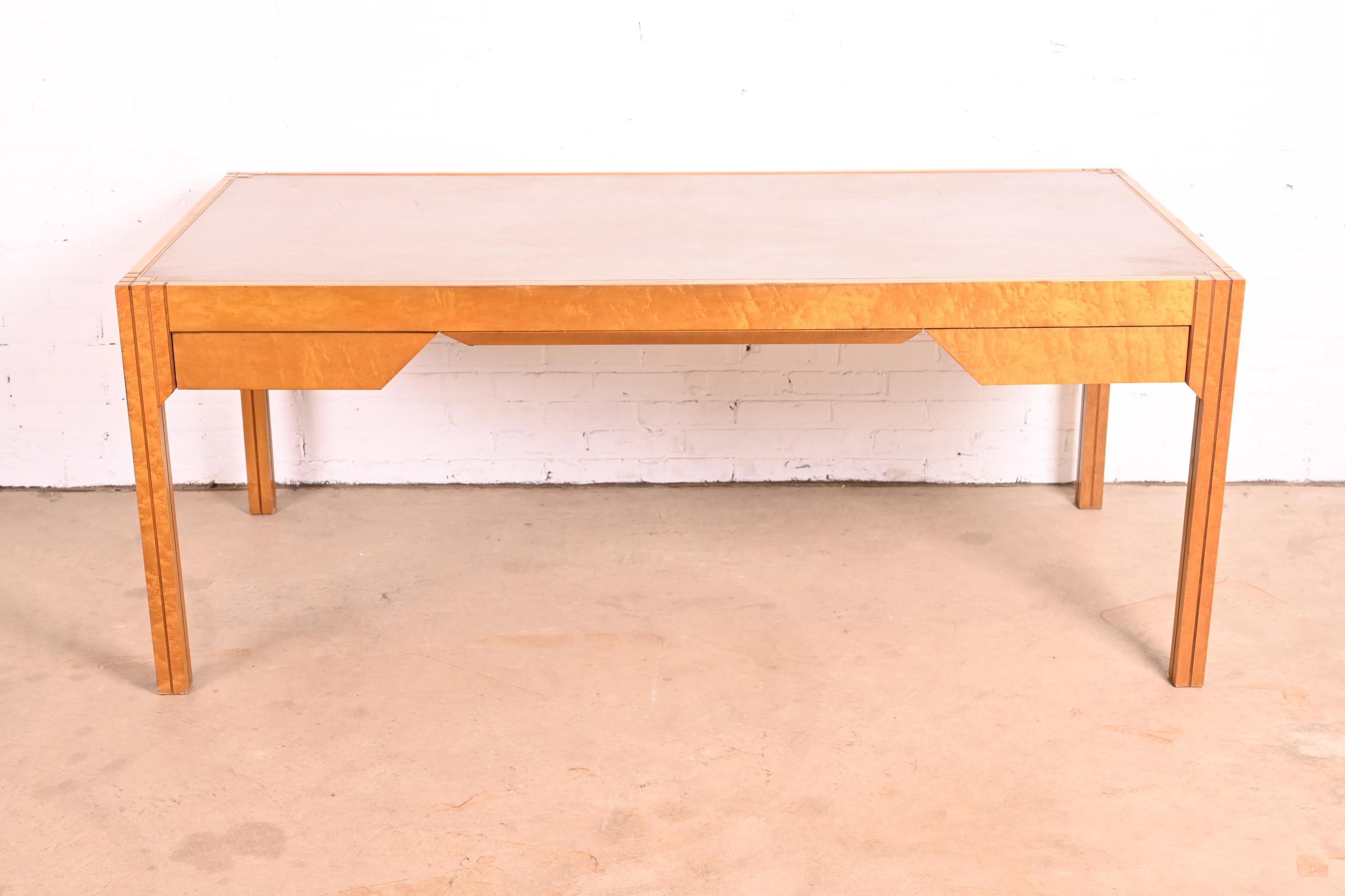 Ein äußerst seltener und außergewöhnlicher Art-Déco-Schreibtisch, entworfen 1984 von Pierre Paulin für Baker Furniture. Der Schreibtisch ist aus wunderschönem Vogelaugenahorn gefertigt und hat eine lederbezogene Schreibfläche. Dieser Schreibtisch