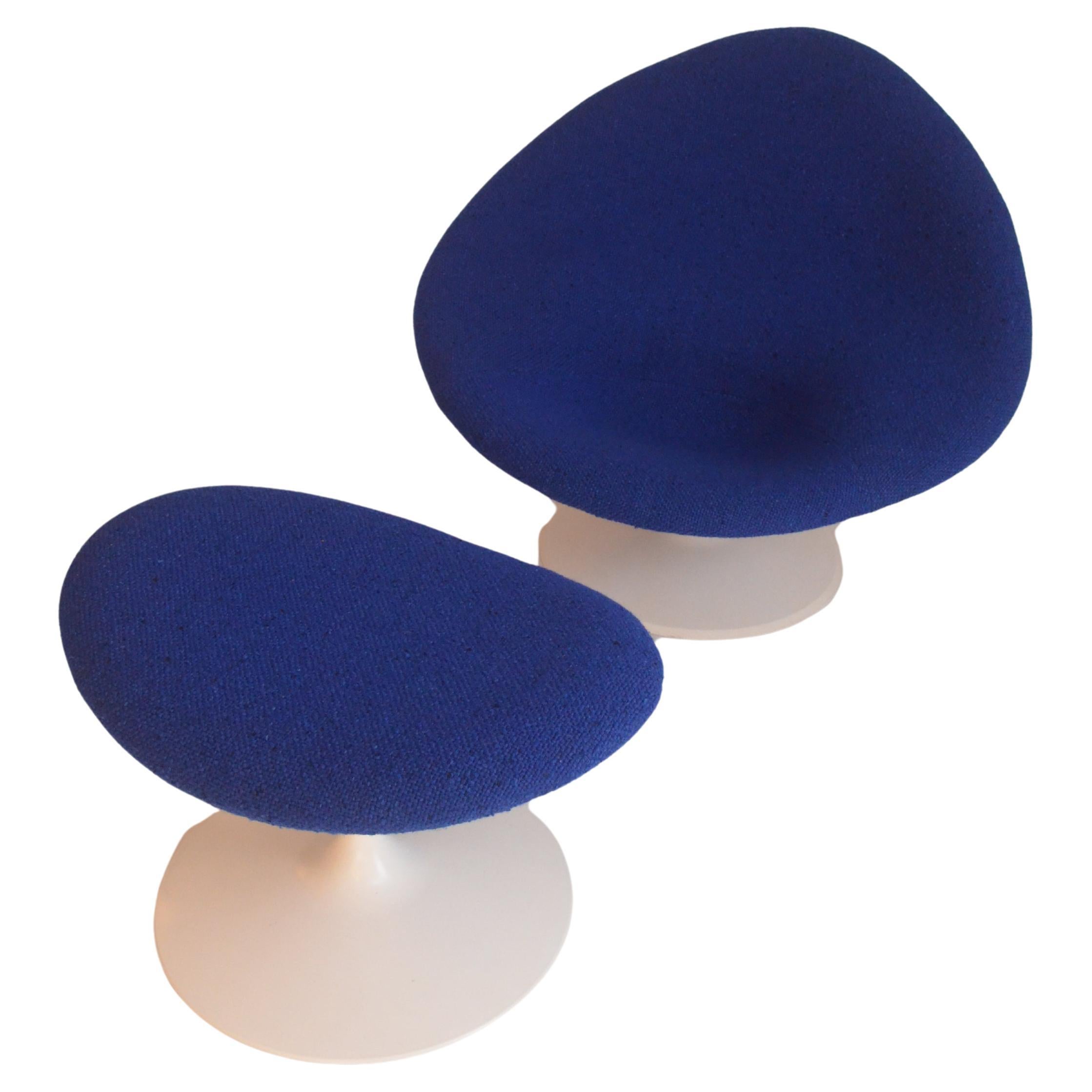 Pierre Paulin
Designer francese, 1927-2009
Sedia da salotto Globe F422 e pouf P421, edizione Artifort, circa 1960
Poltrona: 80 x 100 x 80 cm 
Ottomana: 41 x 77 x 55 cm 
