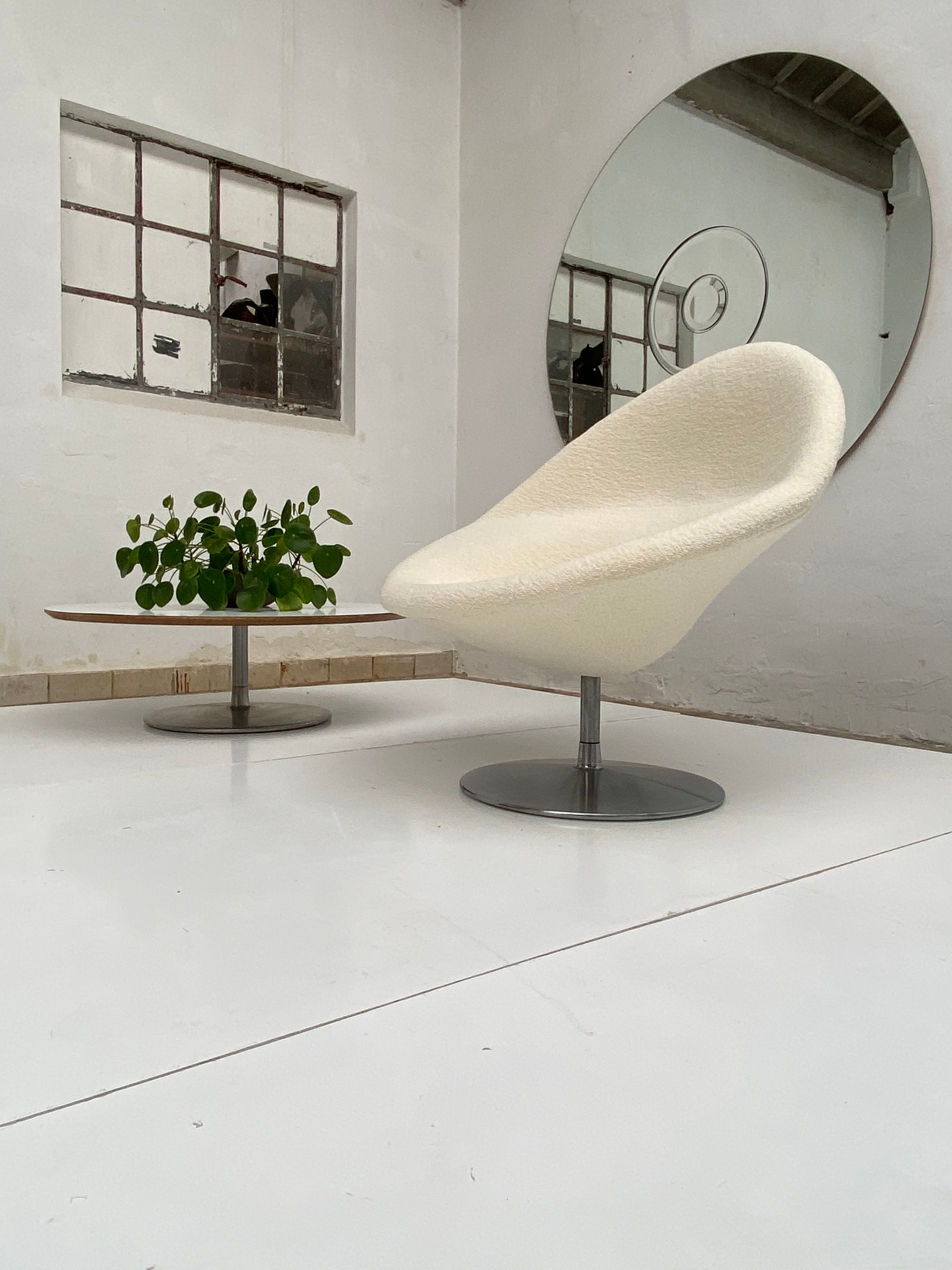 A unique oppertunity to purchase an ensemble of a Globe lounge chair and a Circle Coffeetable by Pierre Paulin for Artifort The Netherlands

The Globe chair was designed in 1959 by French designer Pierre Paulin who worked in that period for Dutch
