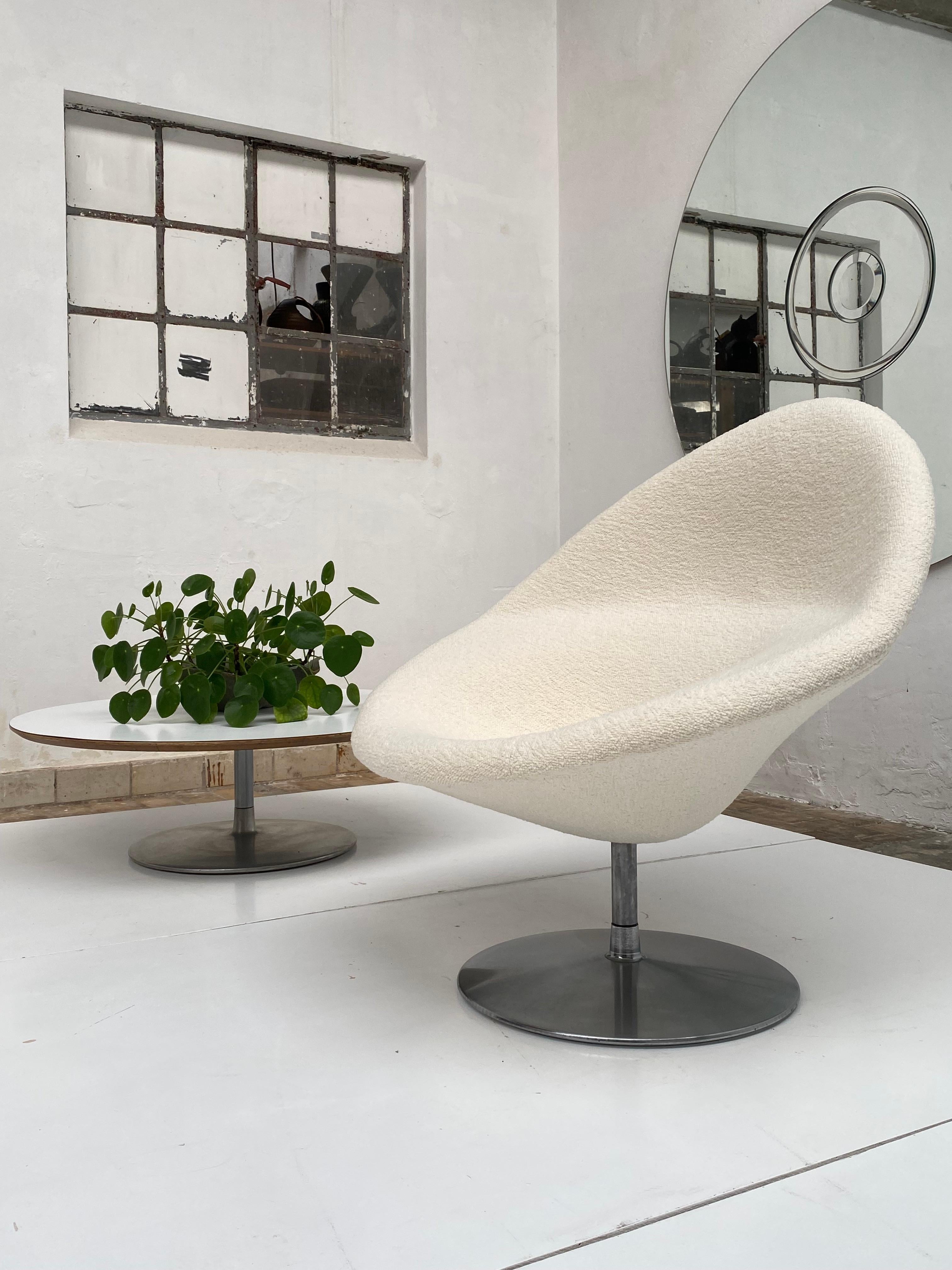 Pierre Paulin 'Globe' Lounge Chair + 'Circle' Coffee Table Artifort, 1959 In Good Condition In bergen op zoom, NL