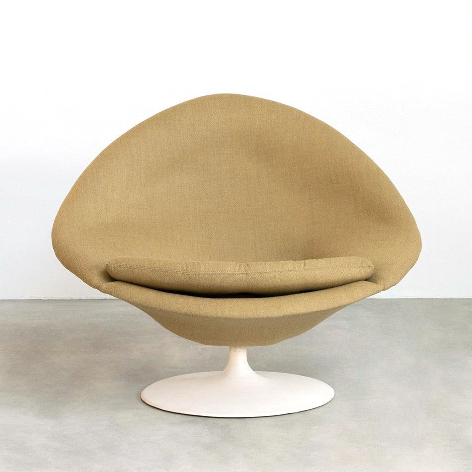 Hard to find Pierre Paulin Globe lounge chair for Artifort, the Netherlands. Newly upholstered in a Khaki Green wool fabric. Base with minor wear.