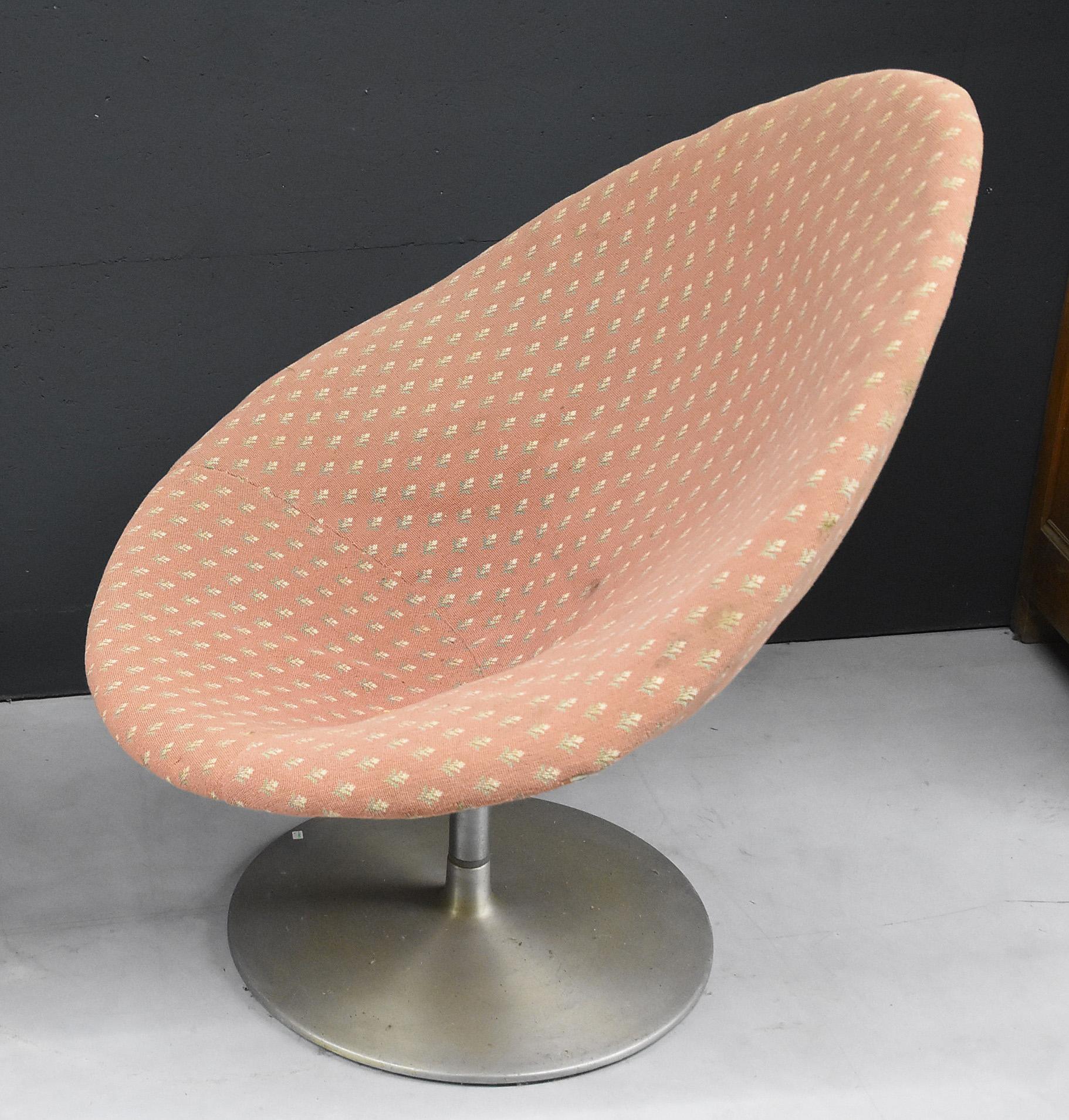 Pierre Paulin, seduta a globo F 422 e relativo pouf in acciaio e tessuto, circa 1960
Edizione Artifort.