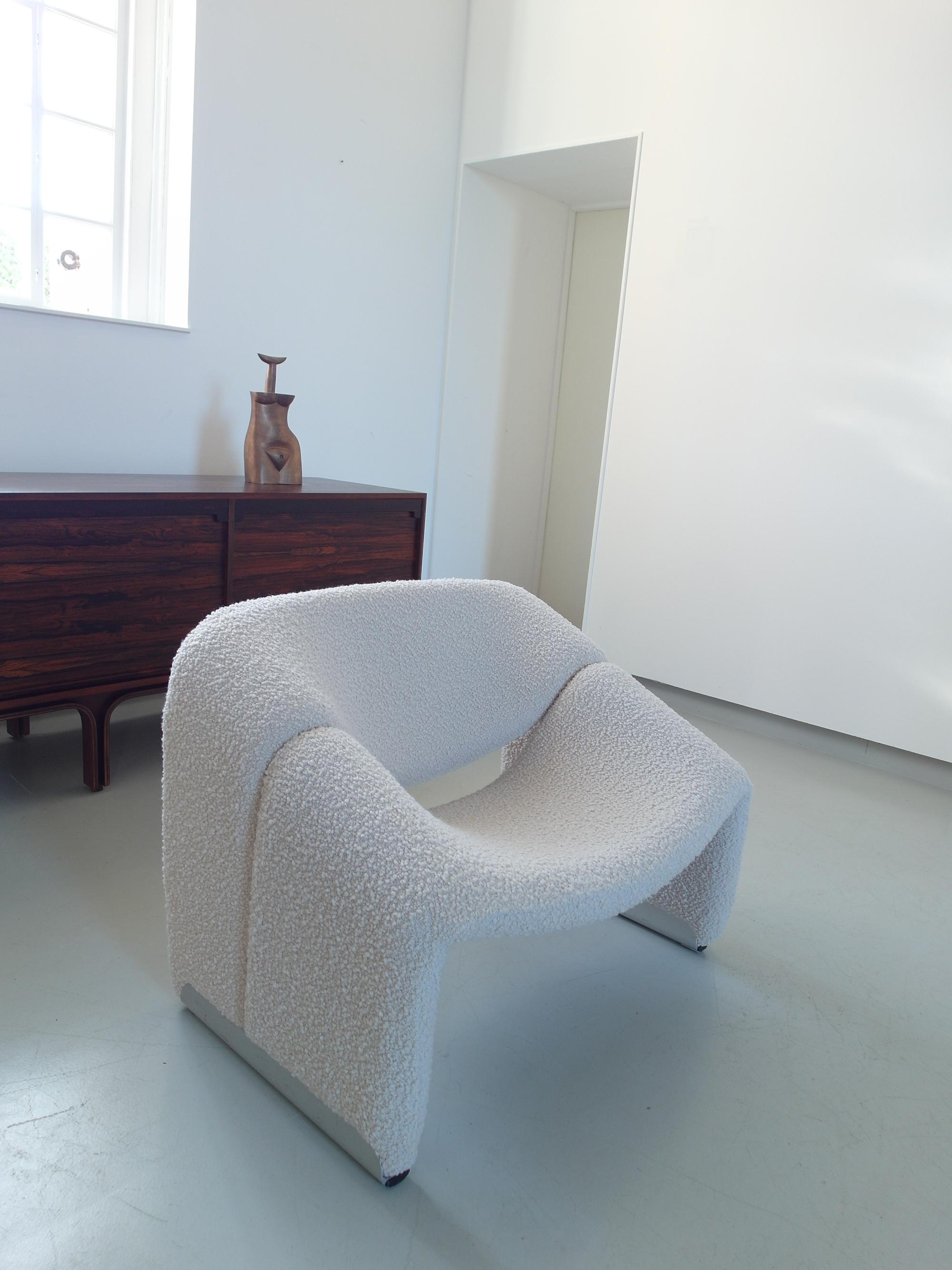 A perfect ivory wool upholstered Groovy chair, or model F598 chair, designed by Pierre Paulin for Artifort, The Netherlands, 1973.
This sculptural lounge chair has been delicately upholstered in a crème white wool which feels really soft and looks