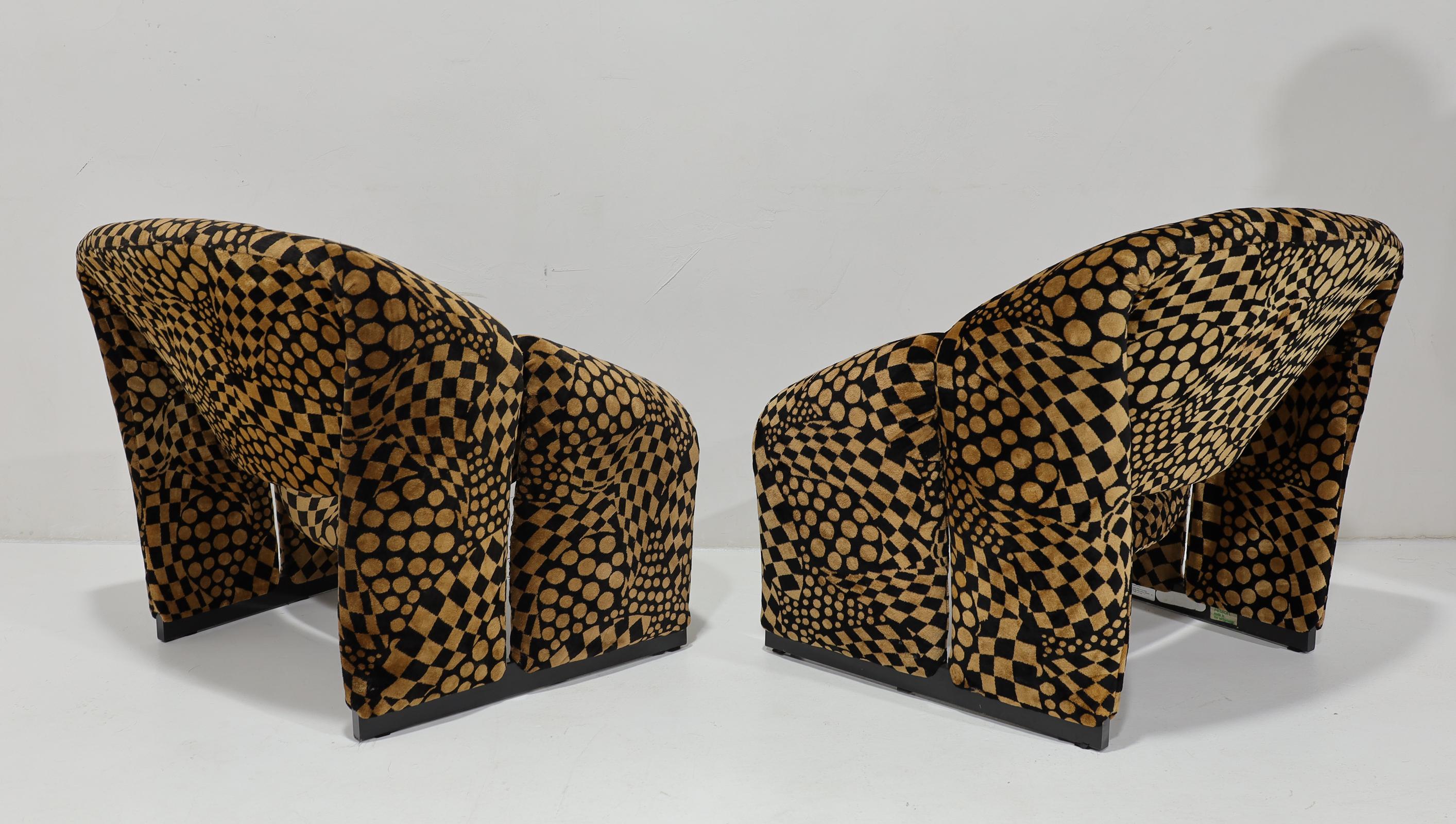 Nous avons retapissé ces magnifiques chaises Groovy de Pierre Paulin par Artifort dans un luxueux tissu vintage Jack Lenor Larsen. Le tissu est un velours pelucheux. Les chaises sont super confortables et constituent des œuvres d'art. 