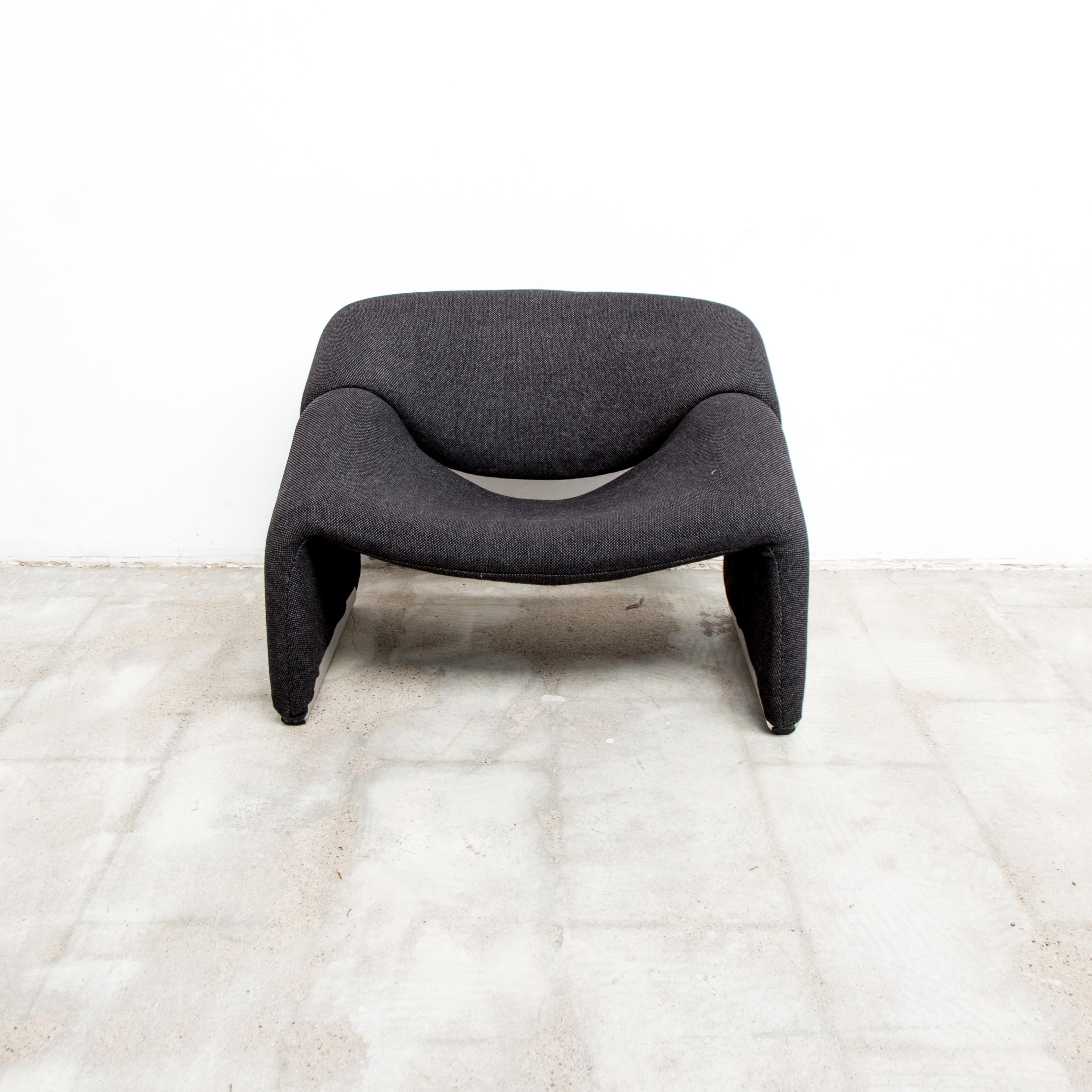 Wool upholstering in original ‘de Ploeg’ fabric anthracite/dark brown. The groovy chair – or F598 – was designed in 1973 by France’s top designer Pierre Paulin for Holland’s most avant-garde furniture maker Artifort. Their compactness combined with