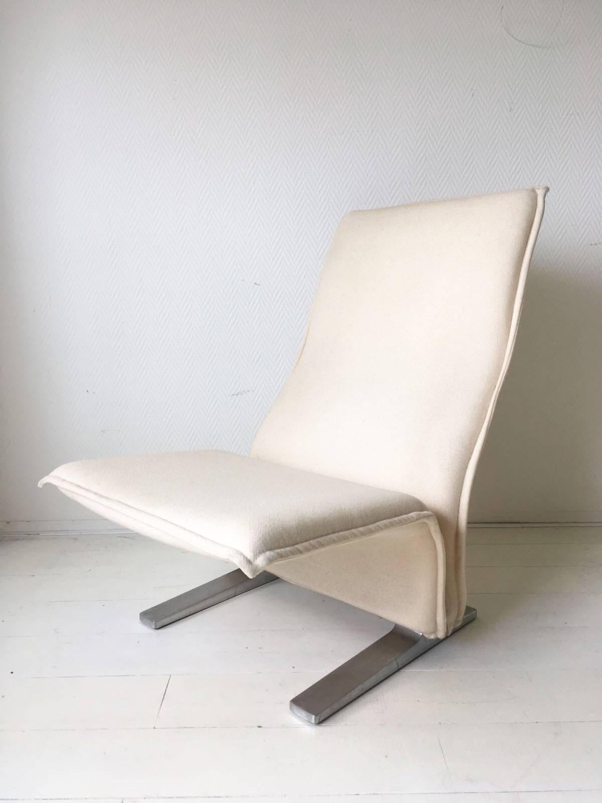 Iconic Artifort Concorde is a lounge chair without armrests. It was originally designed by Pierre Paulin for the airport waiting space of the French plane 'Concorde'. The chairs were named after this plane.
This offwhite colored chair features