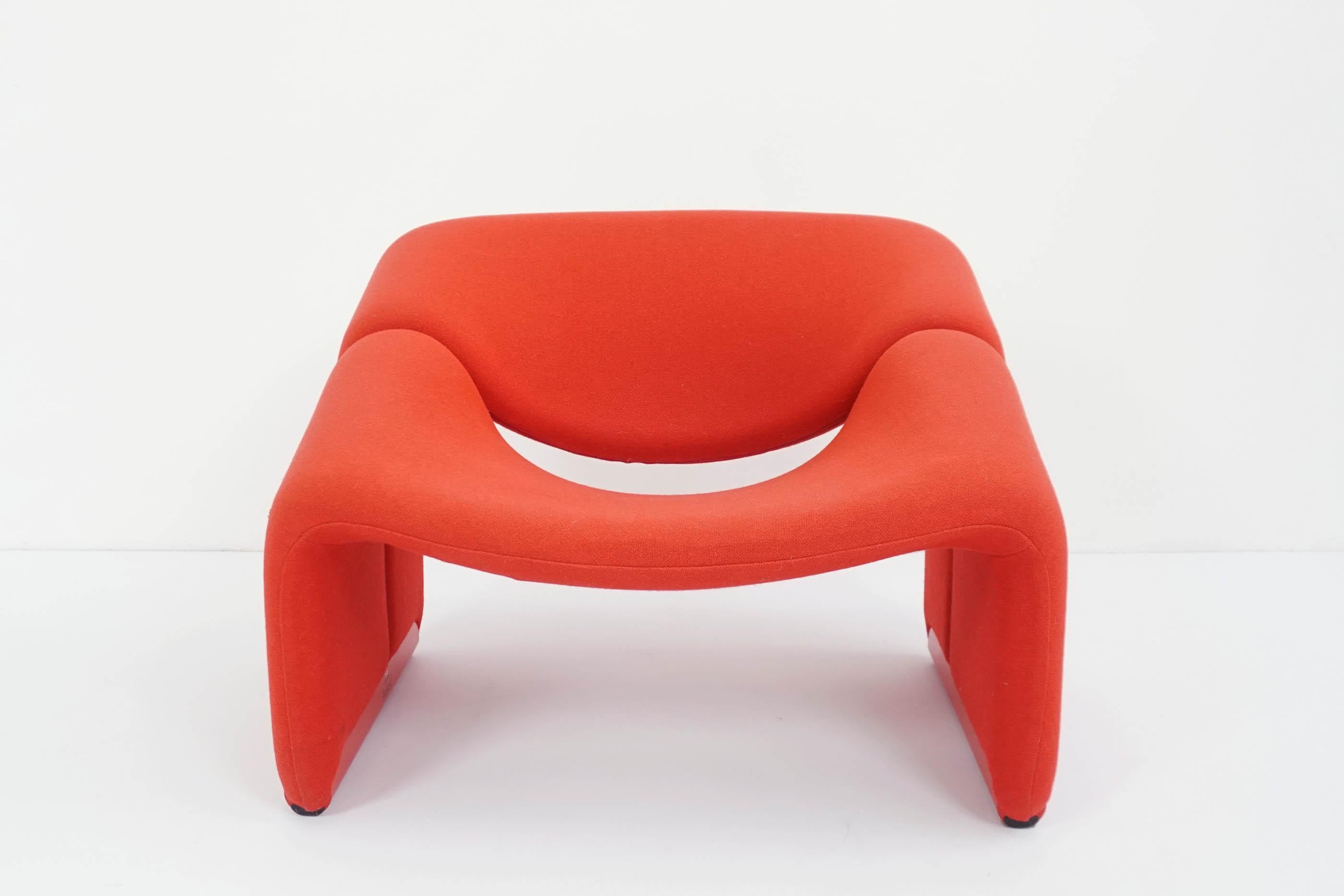 Iconic lounge chair designed by Pierre Paulin, 1973 and produced by Artifort
Original beautiful power red fabric cover.