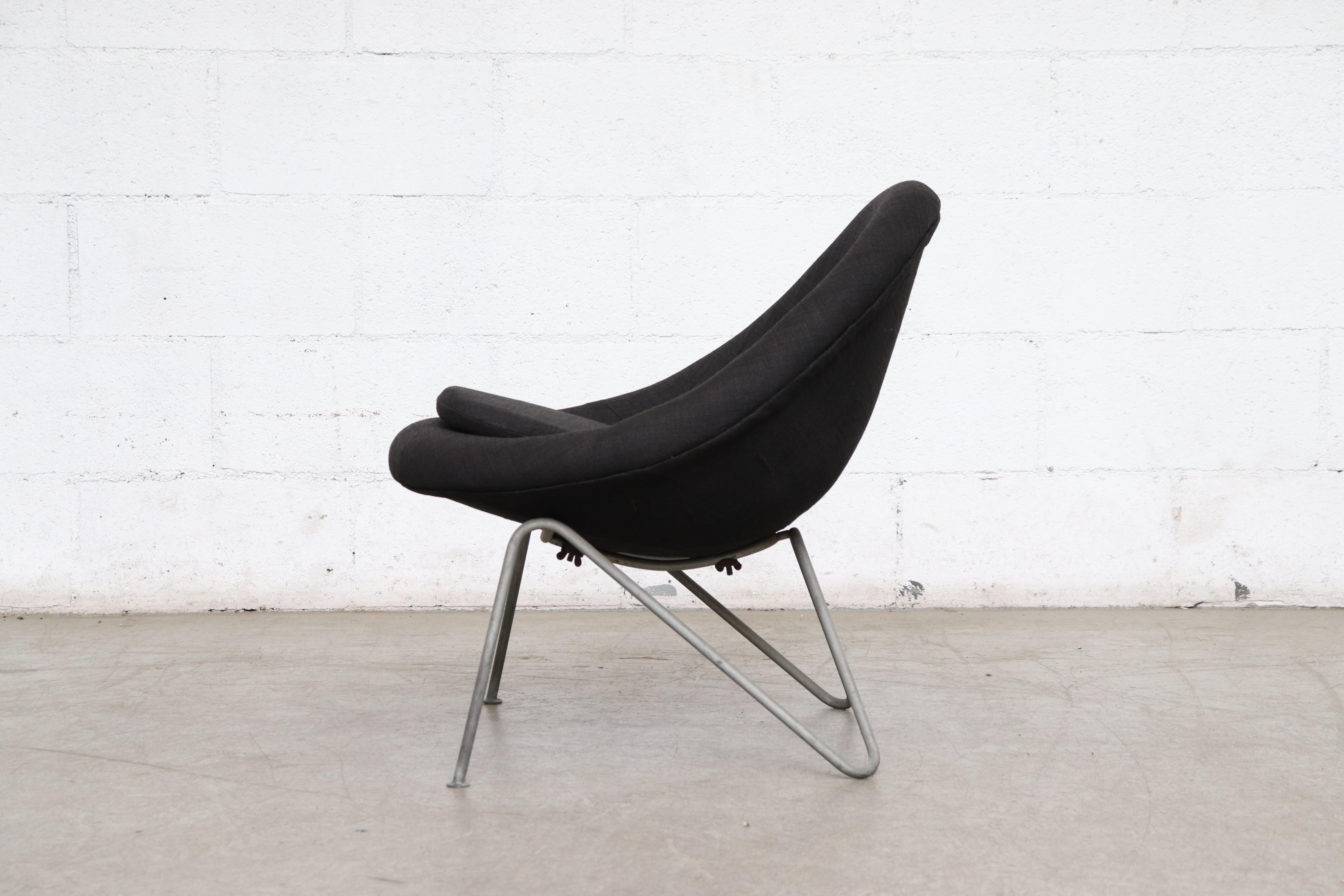 Mid-Century Modern Petite chaise seau noire du milieu du siècle dernier d'inspiration Pierre Paulin avec pieds en épingle à cheveux grise en vente