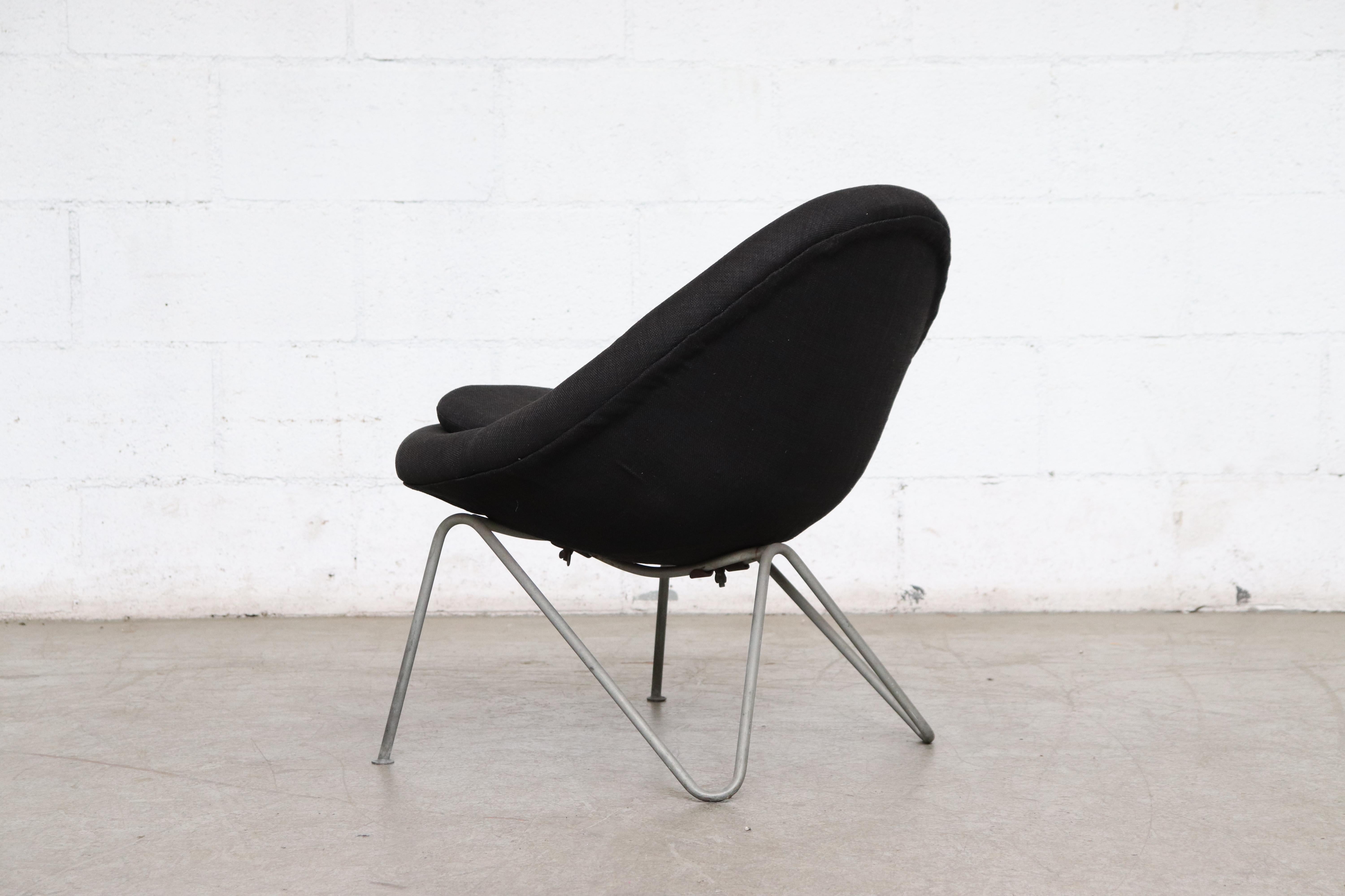 Néerlandais Petite chaise seau noire du milieu du siècle dernier d'inspiration Pierre Paulin avec pieds en épingle à cheveux grise en vente