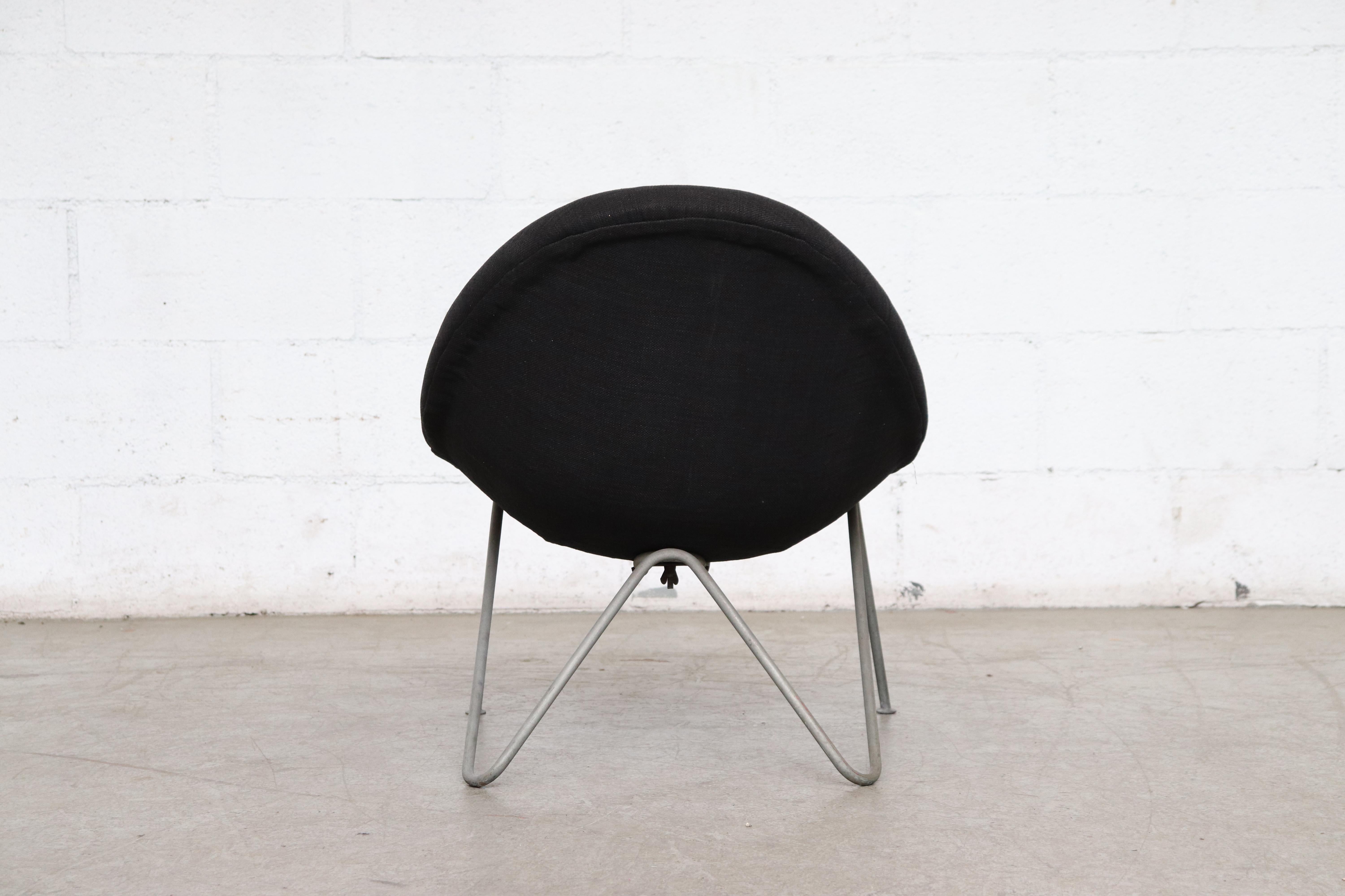 Émaillé Petite chaise seau noire du milieu du siècle dernier d'inspiration Pierre Paulin avec pieds en épingle à cheveux grise en vente