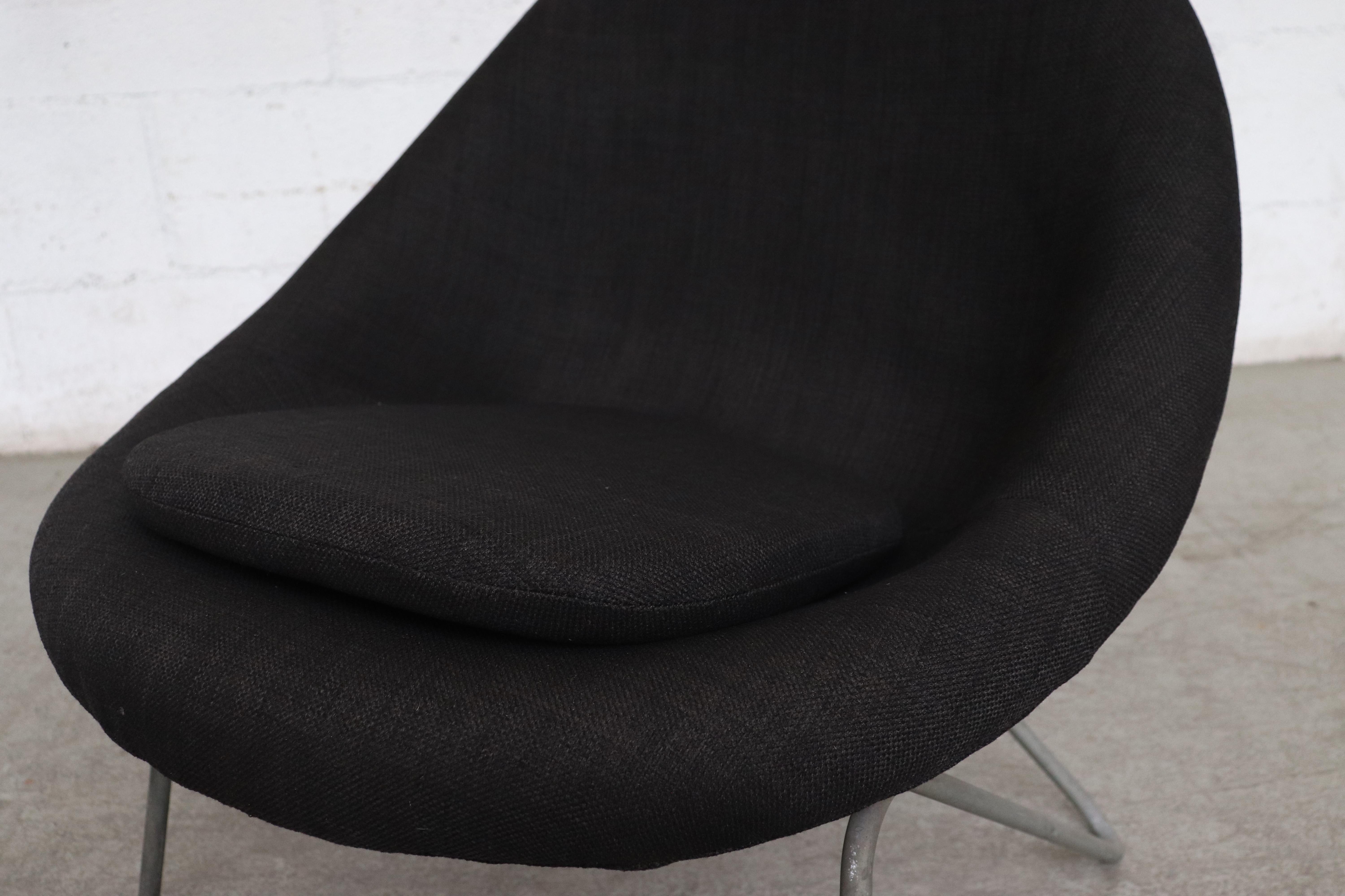 Tissu d'ameublement Petite chaise seau noire du milieu du siècle dernier d'inspiration Pierre Paulin avec pieds en épingle à cheveux grise en vente