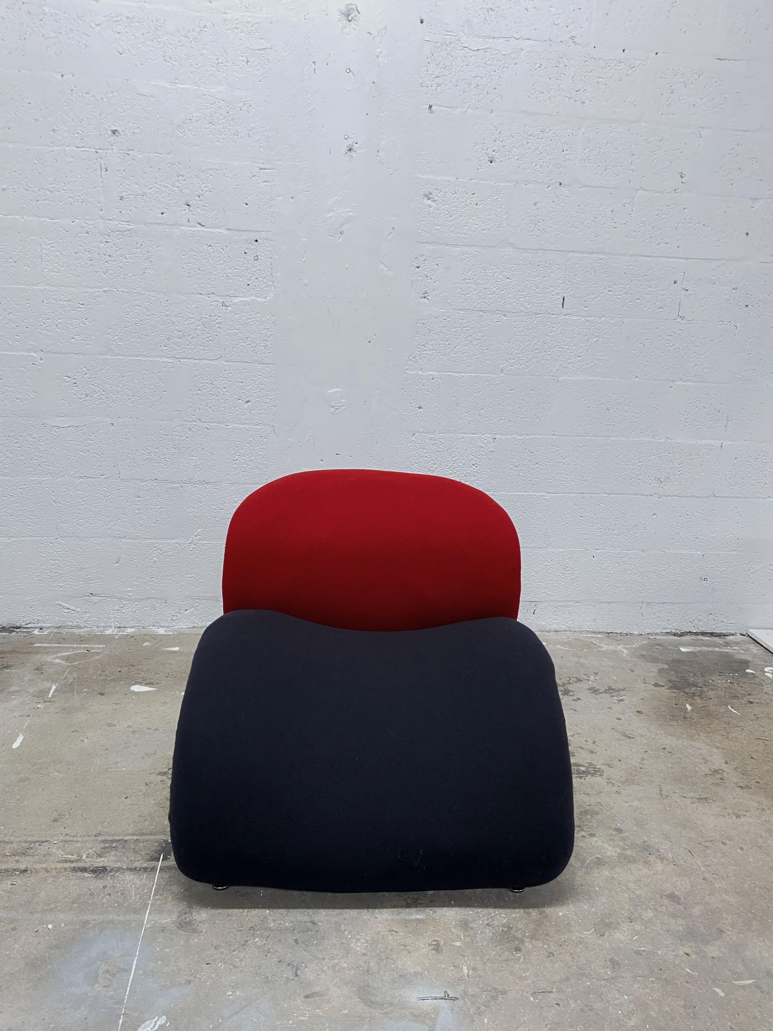 Chaise longue originale Pierre Paulin Le Chat fabriquée par Artifort. La chaise longue a été restaurée et nouvellement tapissée dans le tissu Tonus 4 de Nina Koppel pour Artifort ; noir (# 0690) pour l'assise et rouge (# 1030) pour le dossier.