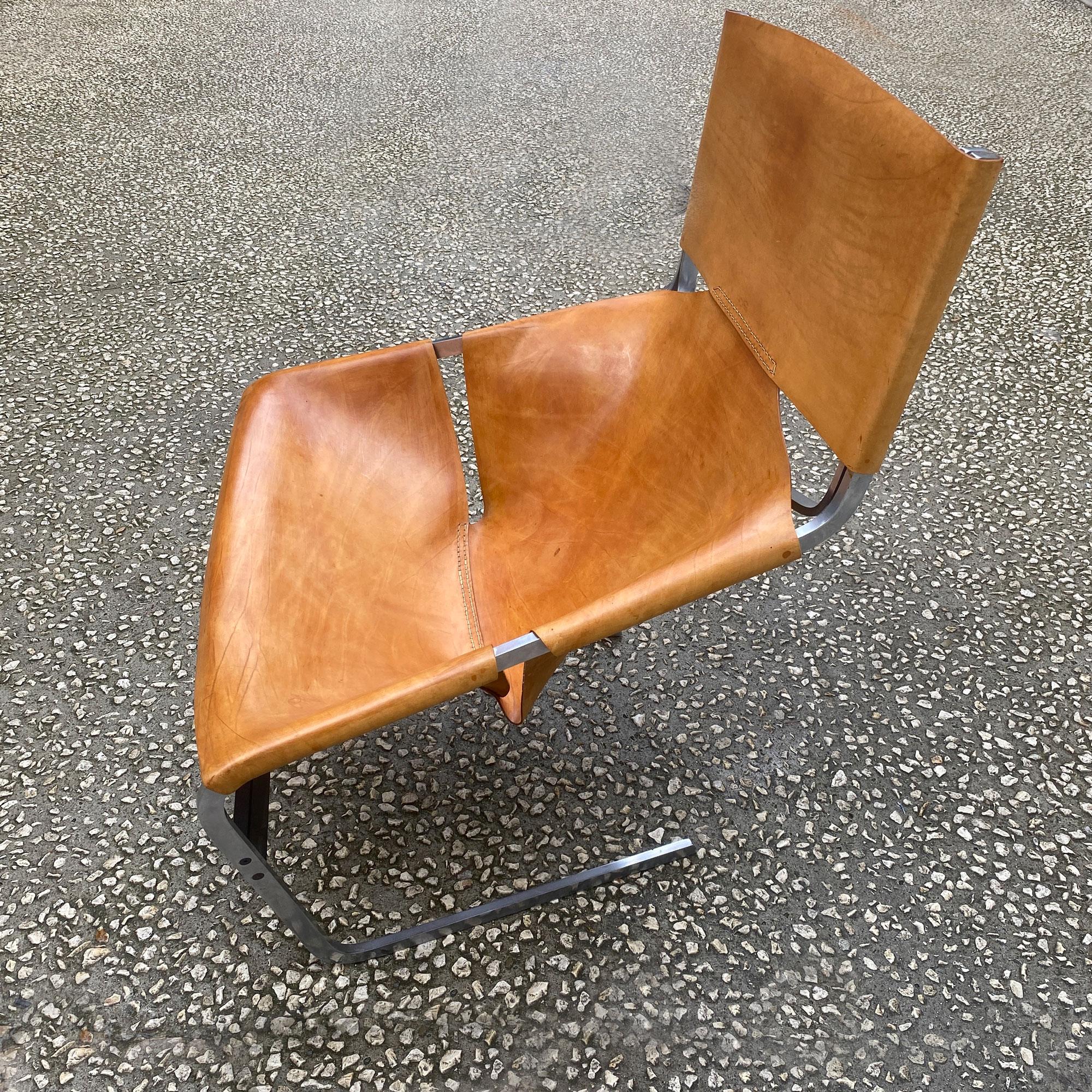 Pierre Paulin
Sehr schöner Sessel Modell F444 für die Marke Artifort aus dem Jahr 1963, Struktur aus poliertem Stahl und gespanntem Leder, hergestellt von einem Sattler. Es handelt sich um eine Ausgabe aus den 60er Jahren mit dem Originalleder in