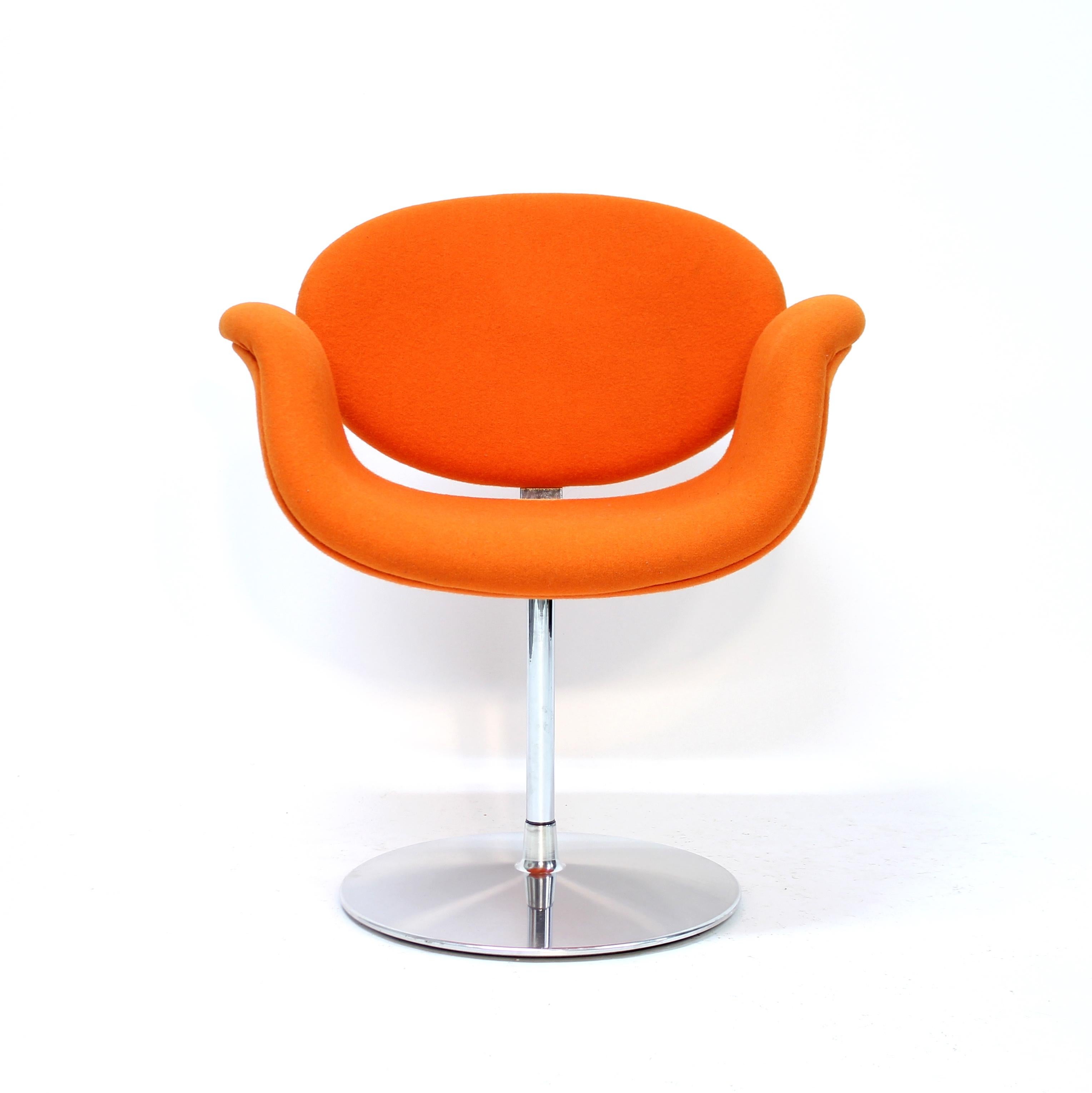 Little Tulip Stuhl (ursprünglich bekannt als F163), entworfen in den 1960er Jahren von Pierre Paulin. Die Artifort Tulip-Kollektion ist nach wie vor eine echte Ikone des Mid-Century Modern. Die perfekte Verbindung von Eleganz, Komfort und Innovation