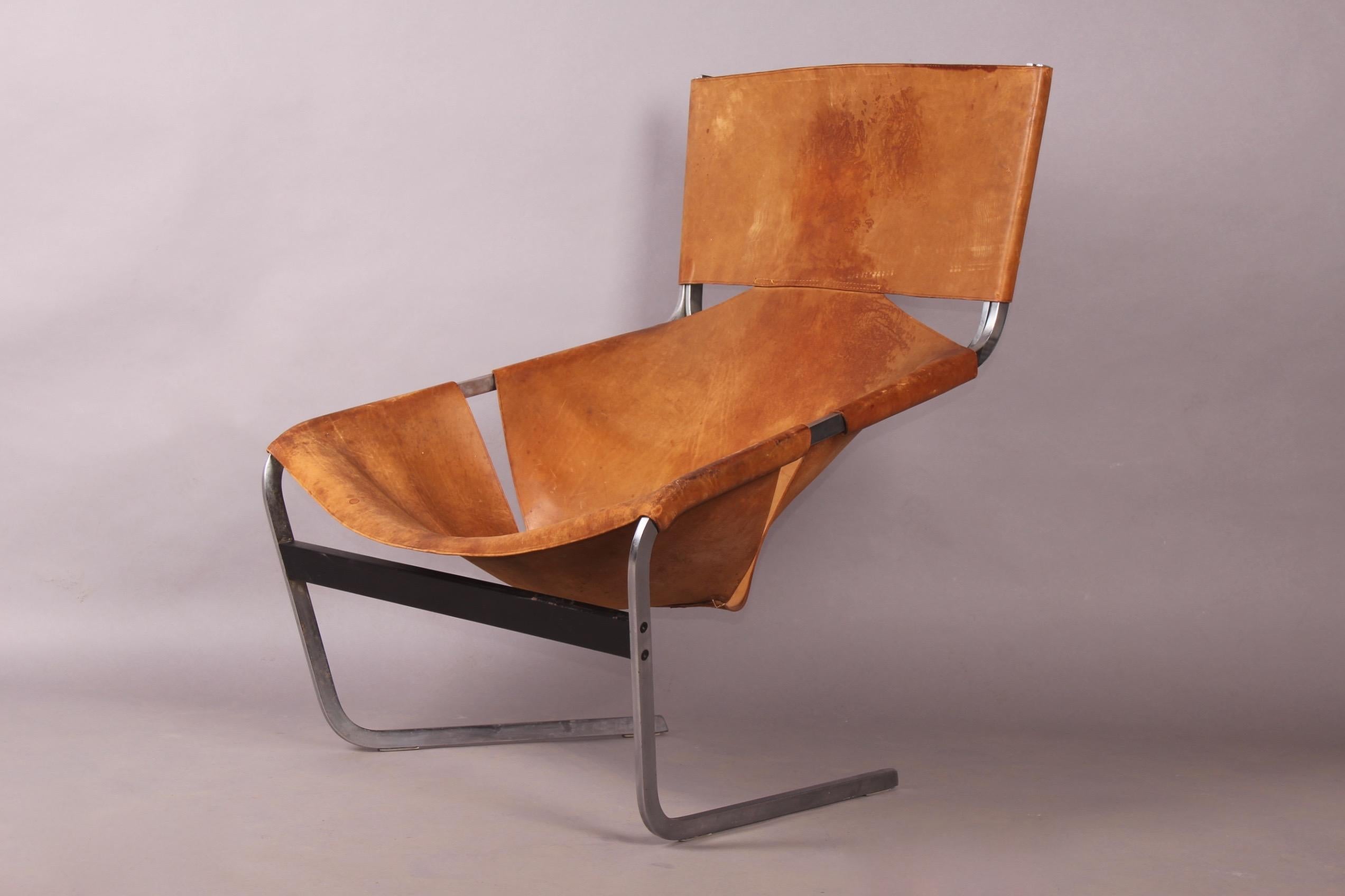 Pierre Paulin lounge chair, some small trace of rust, lounge armchair type F444 by Pierre Paulin for Artifort from the 1960s. Classic Mid-Century Modern design. Simple, minimal design with cantilevered chrome-plated frame and original leather.