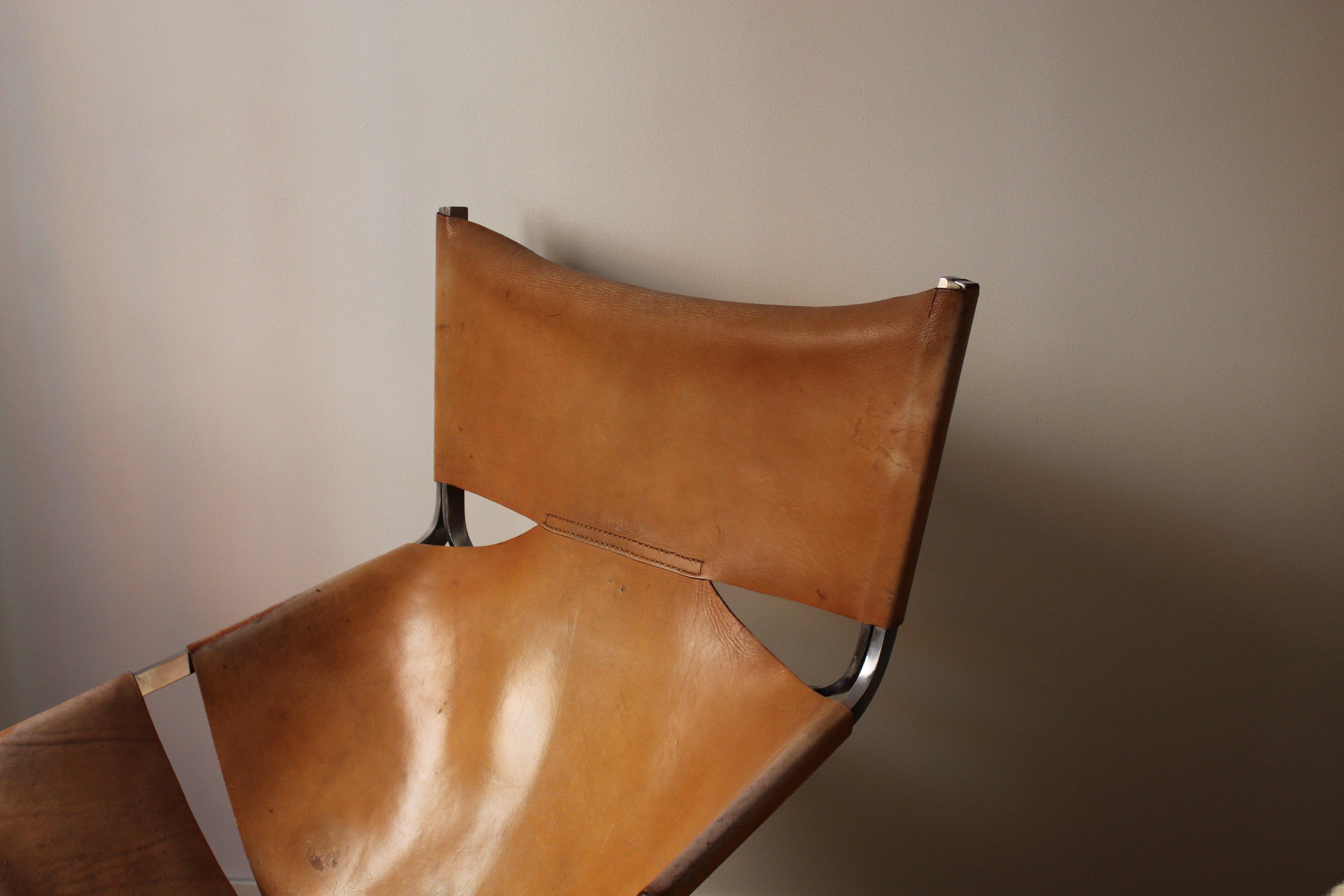 Chaise longue de Pierre Paulin pour Artifort. Conçue en 1963, produite dans les années 1960. Le cuir d'origine présente une patine spectaculaire.