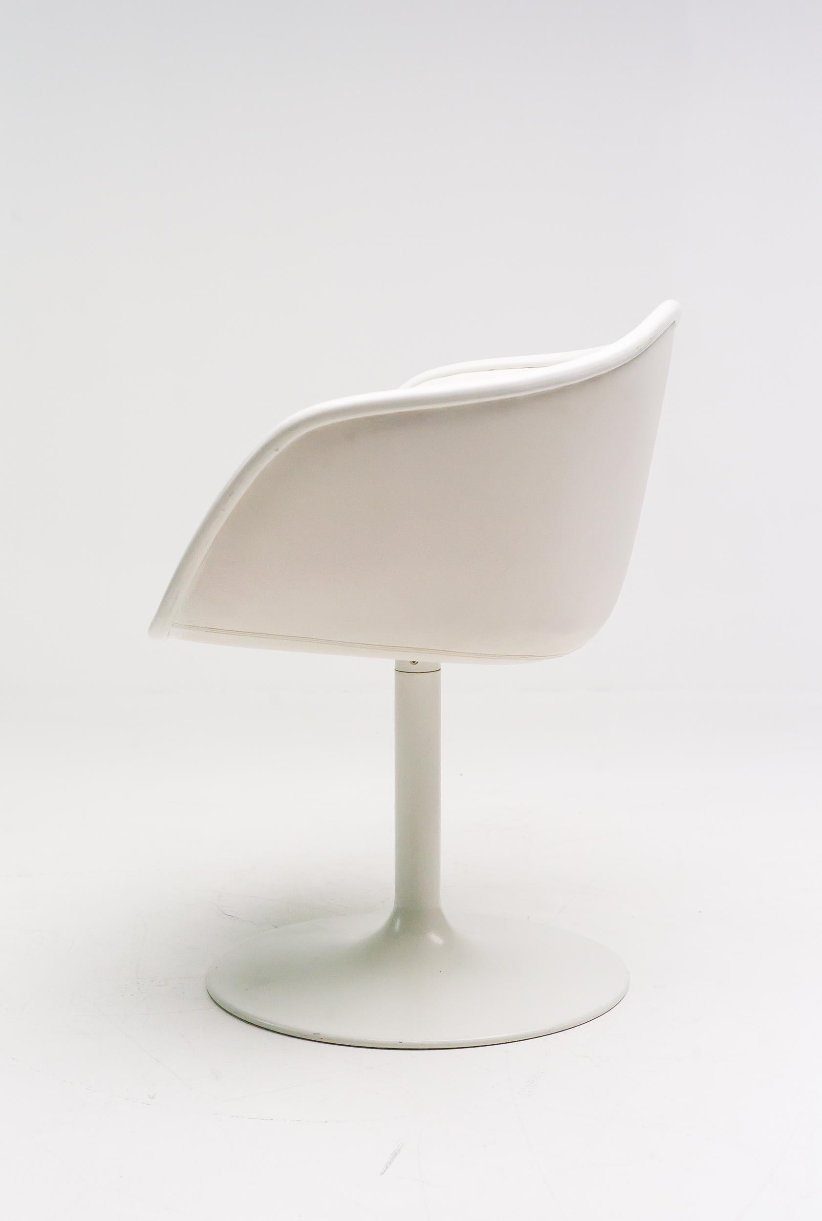 Pierre Paulin swivel chair model 7800, designed circa 1970 for Artifort, Netherlands.
Very rare Paulin model with original Naugahyde upholstery.


 