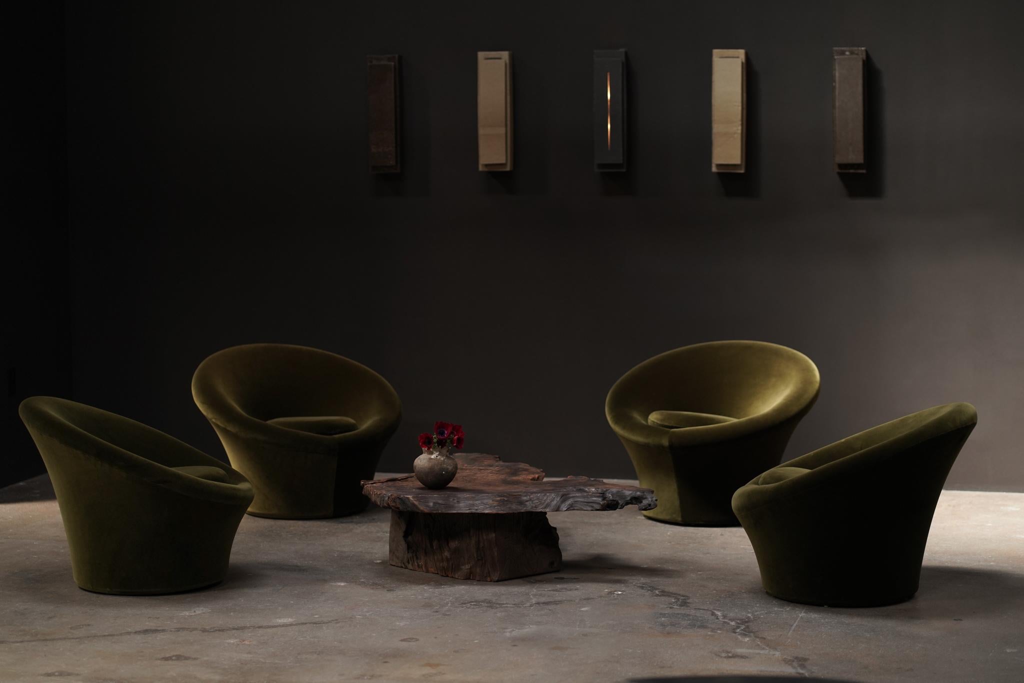 Ensemble de 4.

Iconique par sa forme et confortable par son confort, cette paire de chaises champignon de Pierre Paulin a été retapissée dans un riche velours couleur mousse. 
Conçues à l'origine dans les années 1960, leur forme sculpturale et