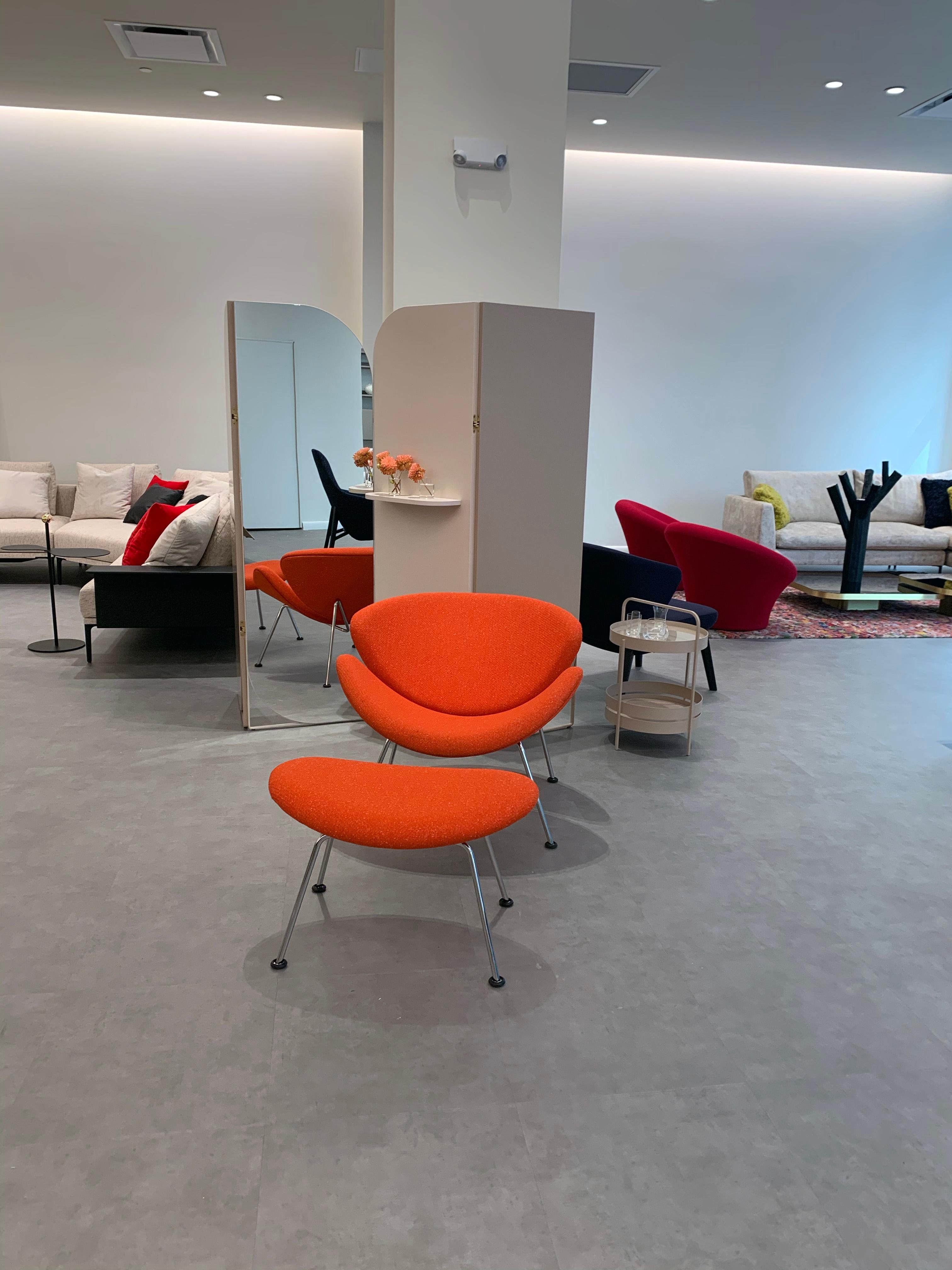Orange lowchair
Pilot by Kvadrat #552 orange
Orange slice ottoman footstool
Pilot by Kvadrat #552
Ottoman chrome
The orange slice armchair by designer Pierre Paulin is one of the most popular design armchairs in the world. This iconic armchair
