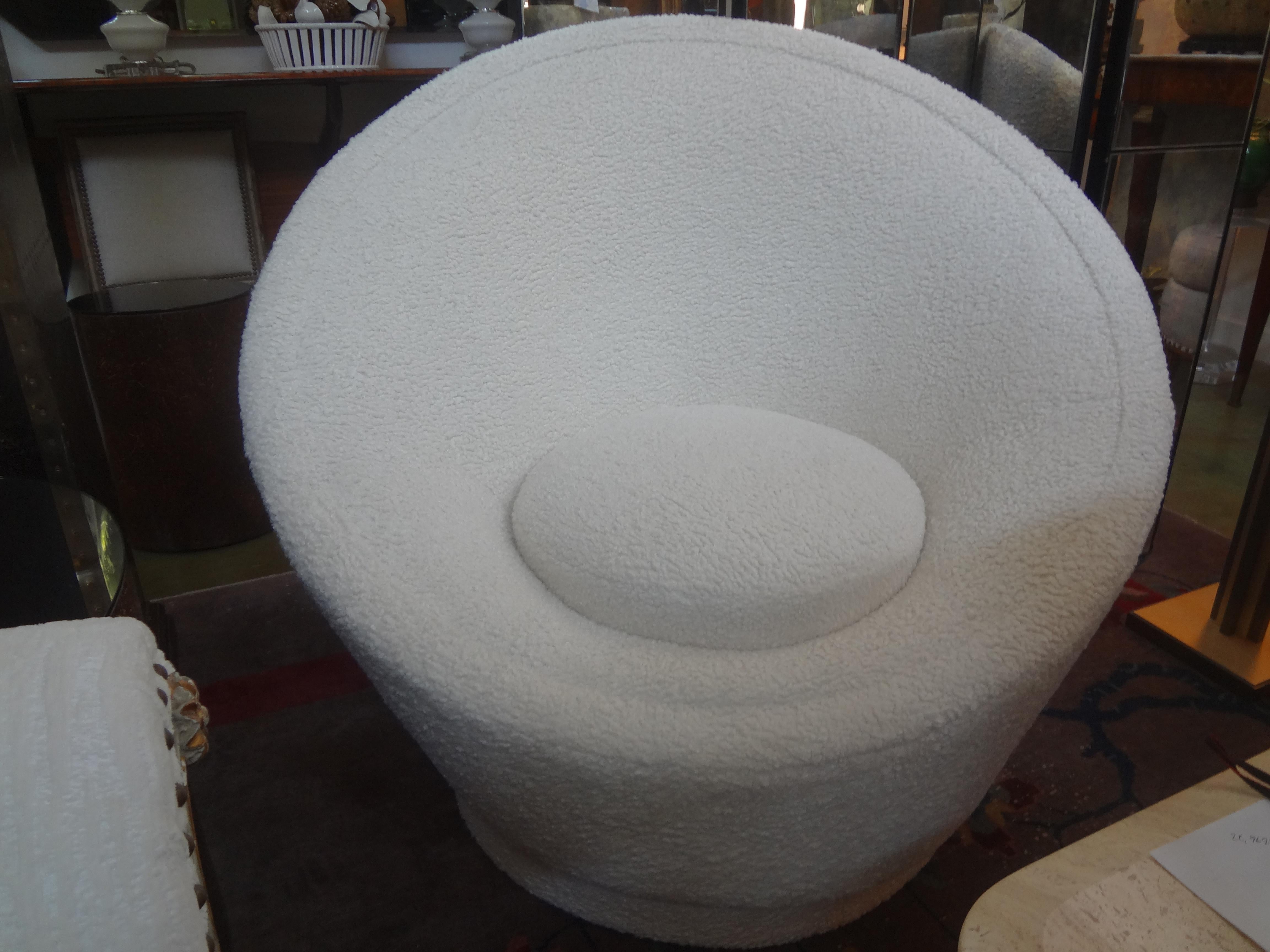 Iconic Pierre Paulin organic modern mushroom chair, by Artifort. This gorgeous sculptural swivel chair is extremely comfortable and stunning from every angle. This Classic lounge chair has been professionally upholstered in a white luxe plush nubby