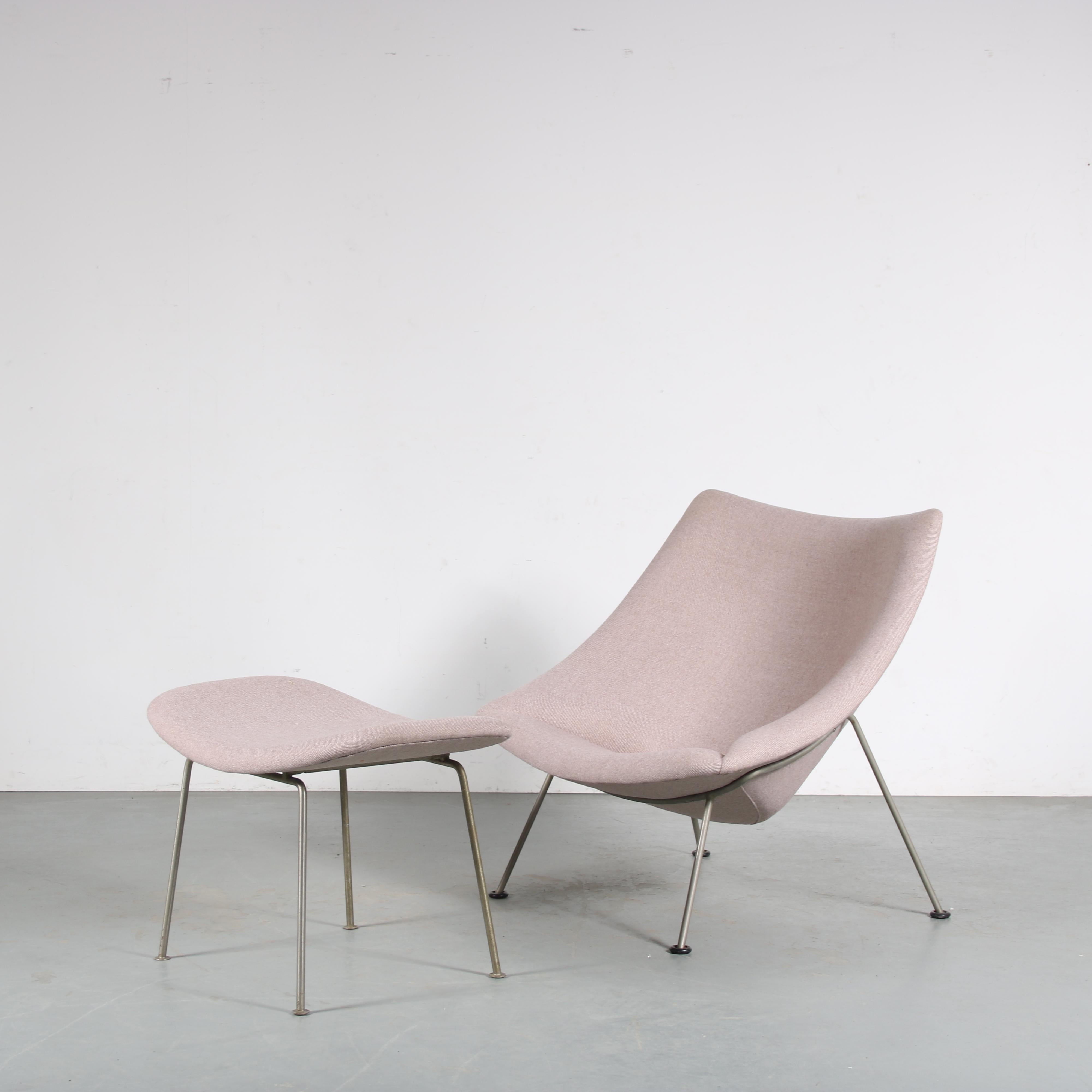 A beautiful set of one big “Oyster” lounge chair and matching foot stool, designed by Pierre Paulin and manufactured by Artifort in the Netherlands around 1950.

This elegant chair has a narrow metal base and a nicely curved seat, newly