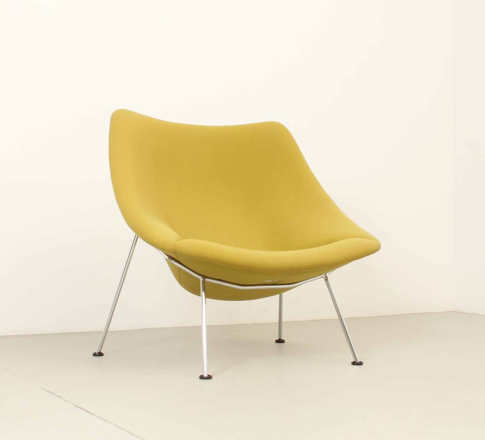 Der Stuhl Oyster wurde 1958 vom französischen Designer Pierre Paulin für die niederländische Firma Artifort entworfen. Gestell aus verchromtem Stahl, gepolstert mit Originalstoff. Unterschrieben. 