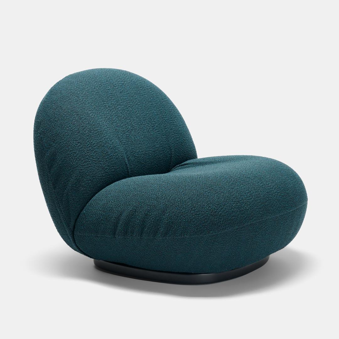 Pierre Paulin klassischer Pacha Lounge Chair für Gubi.

Ein dunkler, abgerundeter Loungesessel aus der Mitte des Jahrhunderts mit niedrigem Profil und gepolsterter Form A. Der legendäre französische Designer entwarf den Pacha Lounge Chair