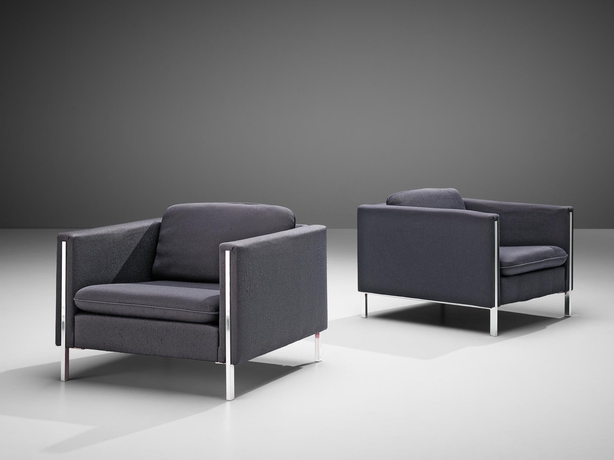 Pierre Paulin pour Artifort, paire de fauteuils, modèle '442/3', tapisserie grise et acier par Pierre Paulin pour Artifort, Pays-Bas, années 1960.

Ces chaises confortables présentent d'élégants détails en acier. La combinaison de l'acier et du