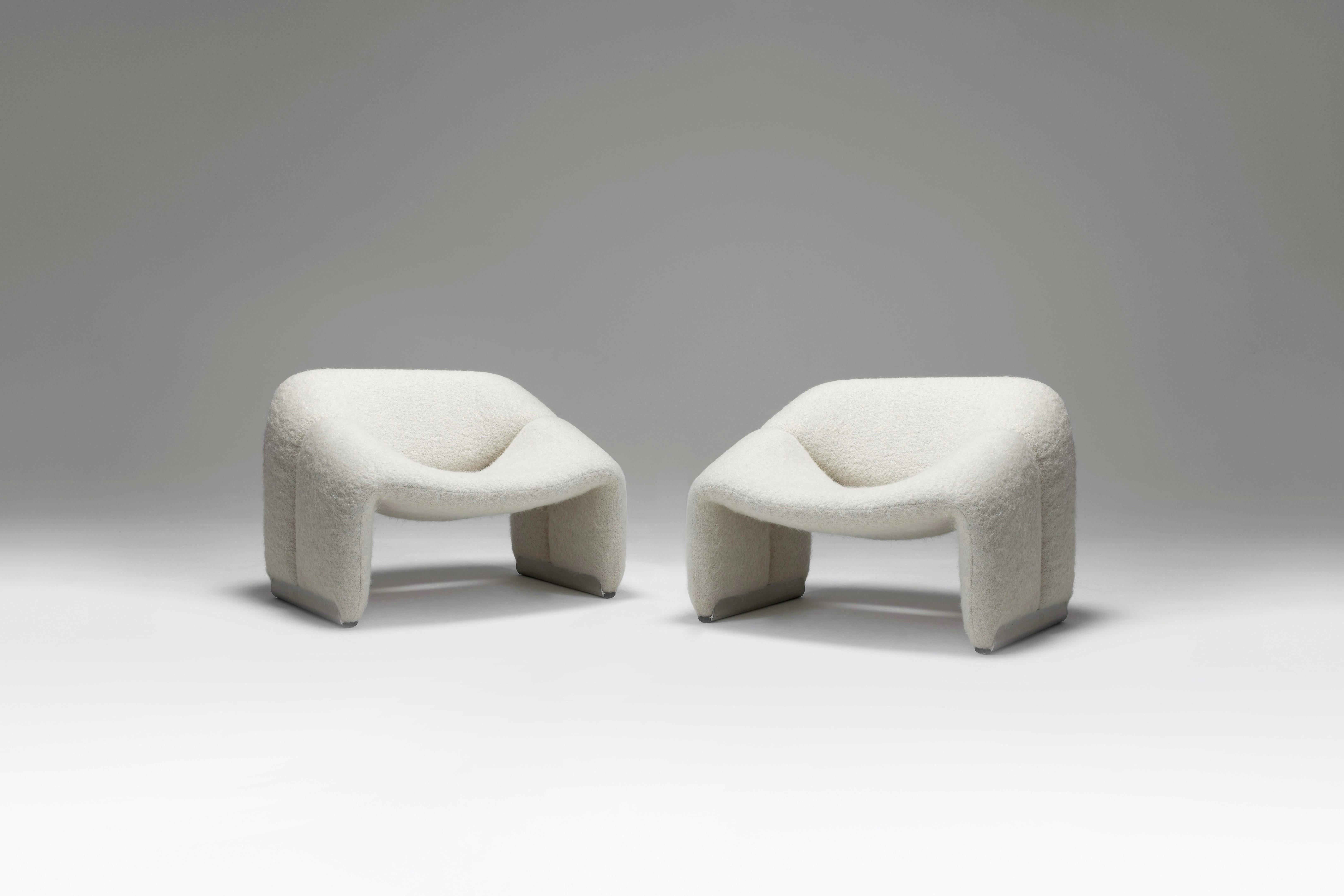 Fantastic pair of lounge chairs model F598, also called Groovy, by Pierre Paulin for Artifort, Netherlands 1972. This sculptural pair of armchairs has been recently reupholstered with lovely and high quality Pierre Frey wool and alpaca blend fabric