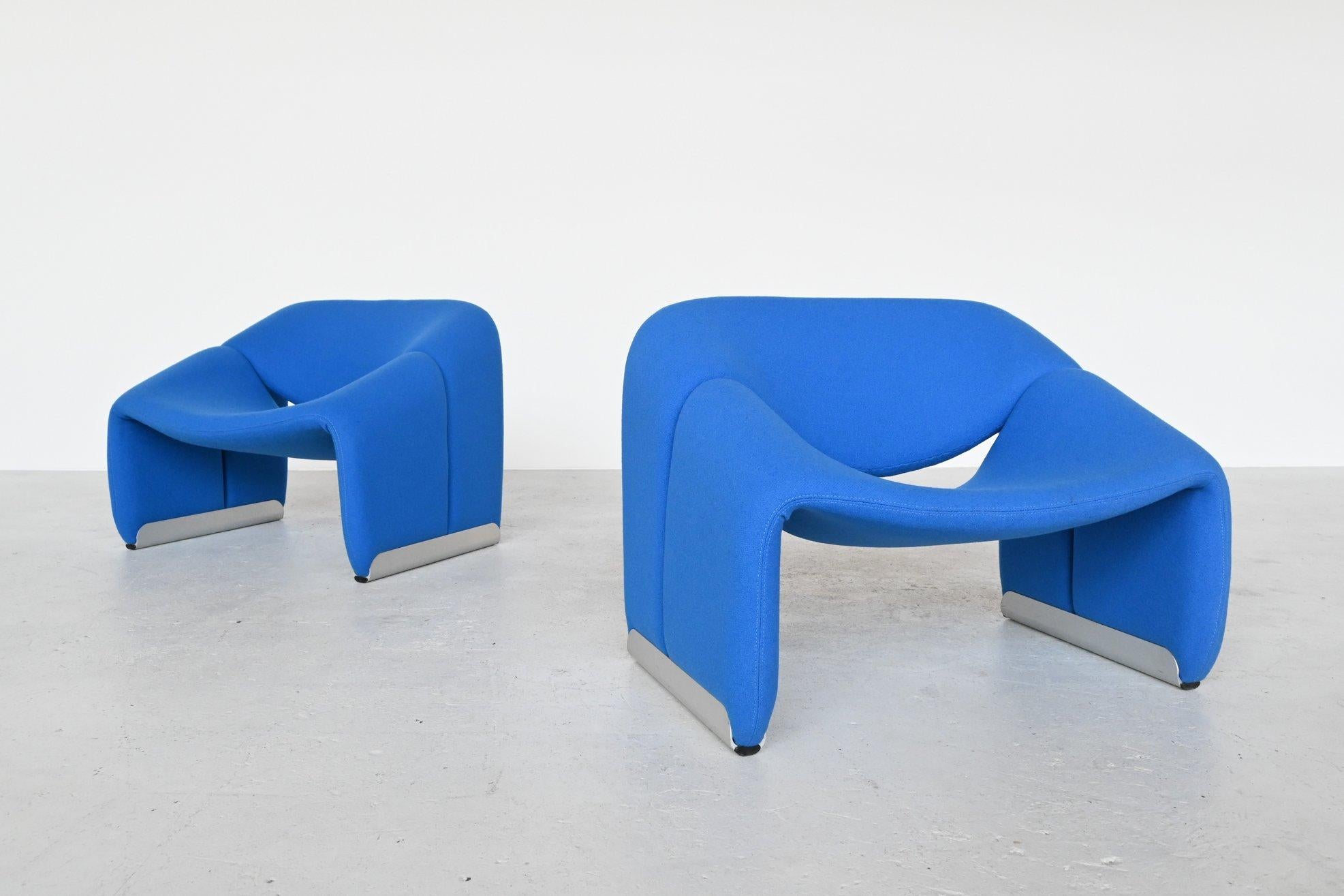 Fantastic pair of lounge chairs model F598 also named as Groovy, designed by Pierre Paulin for Artifort, The Netherlands 1972. This sculptural pair of lounge chairs has been newly upholstered with a Tonus 4 blue wool fabric of Kvadrat, which looks