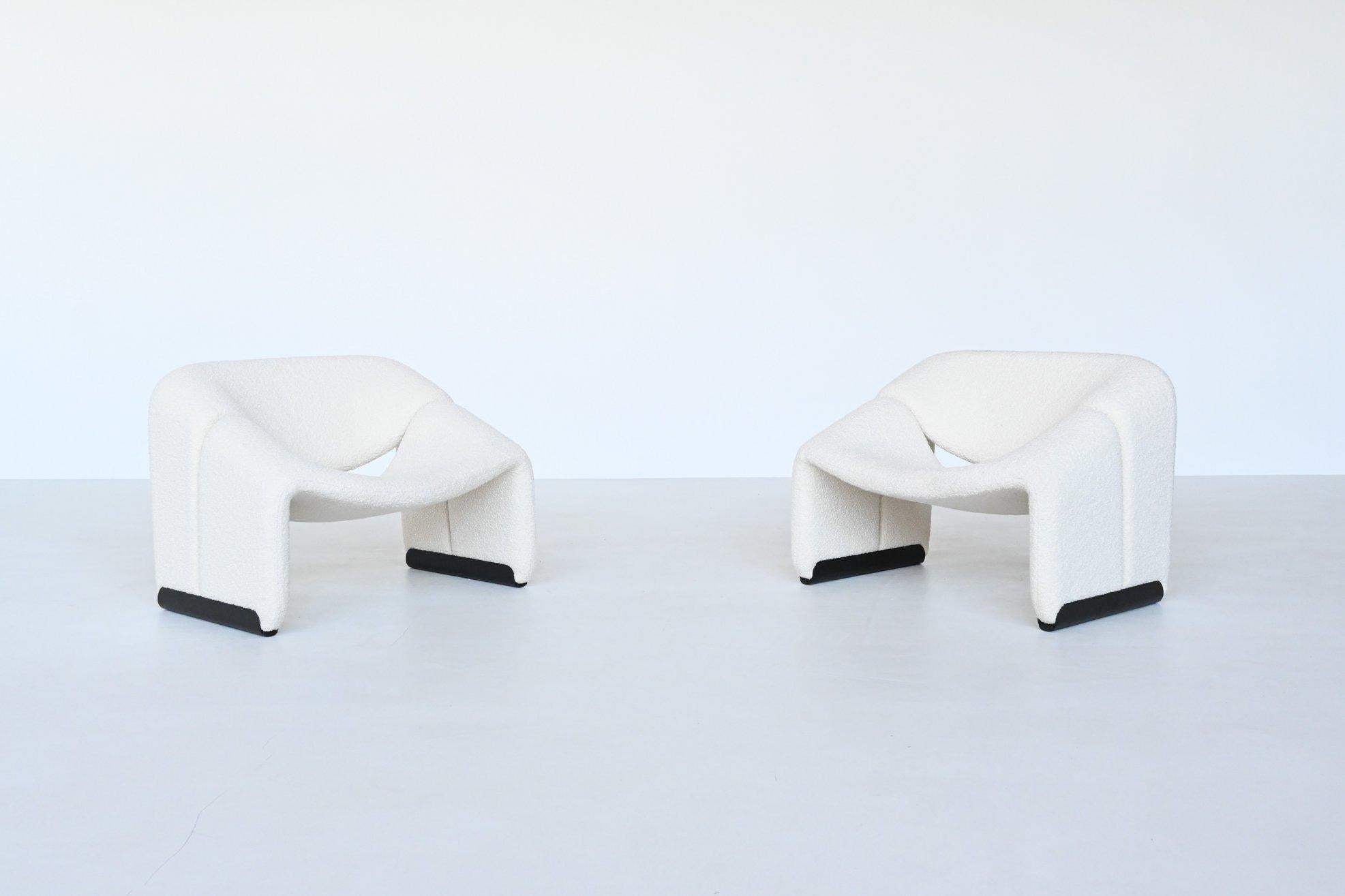 Fantastic iconic pair of lounge chairs model F598 also named as Groovy or M-Chair, designed by Pierre Paulin for Artifort, the Netherlands 1972. These sculptural lounge chairs have been newly upholstered with high quality cream white bouclé fabric