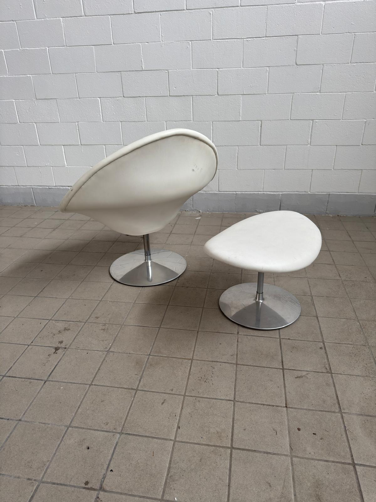 Sillón Big Globe modelo F422 con reposapiés tapizado en polipiel blanca. Diseñado por Pierre Paulin en 1959 para la empresa holandesa Artifort. Producción de 1970. Marca del fabricante presente.