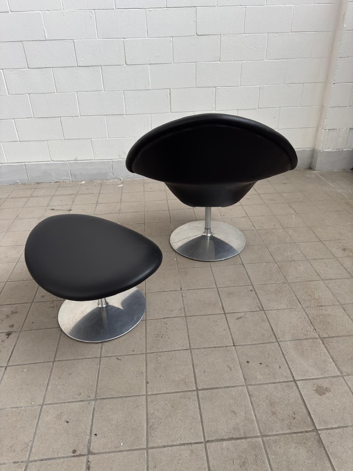 Sillón Big Globe modelo F422 con reposapiés tapizado en polipiel negra. Diseñado por Pierre Paulin en 1959 para la empresa holandesa Artifort. Producción de 1970. Marca del fabricante presente.
