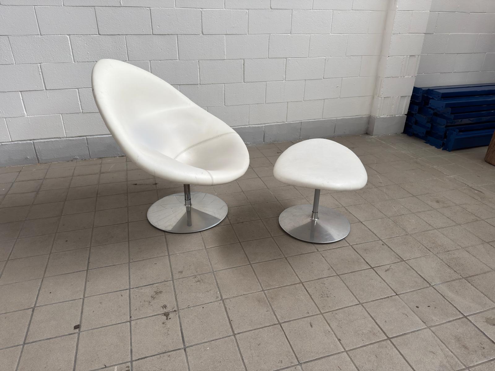 Pierre Paulin, Sillón Big Globe con reposapiés Posmoderno en venta