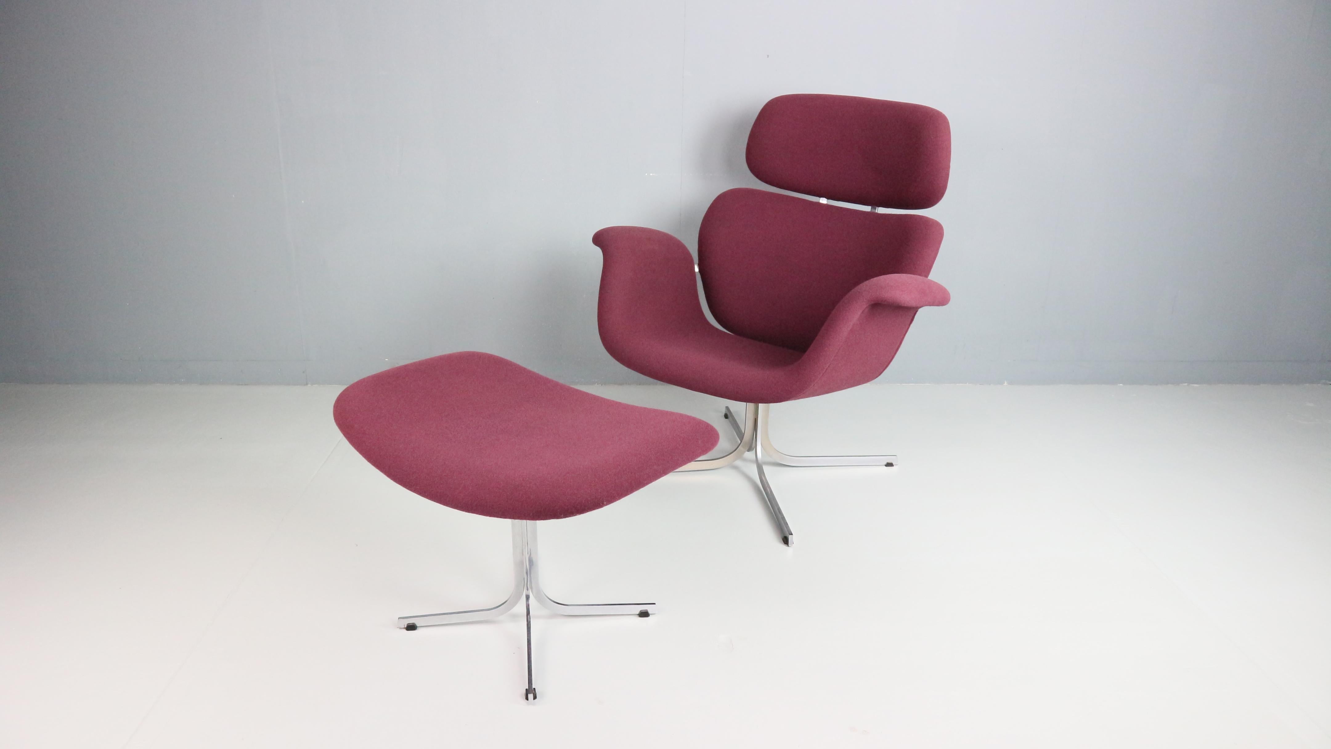 This exceptional lounge chair and matching ottoman set, designed by Pierre Paulin in 1959 and produced by Artifort in the Netherlands, embodies mid-century modern elegance. Known as the 