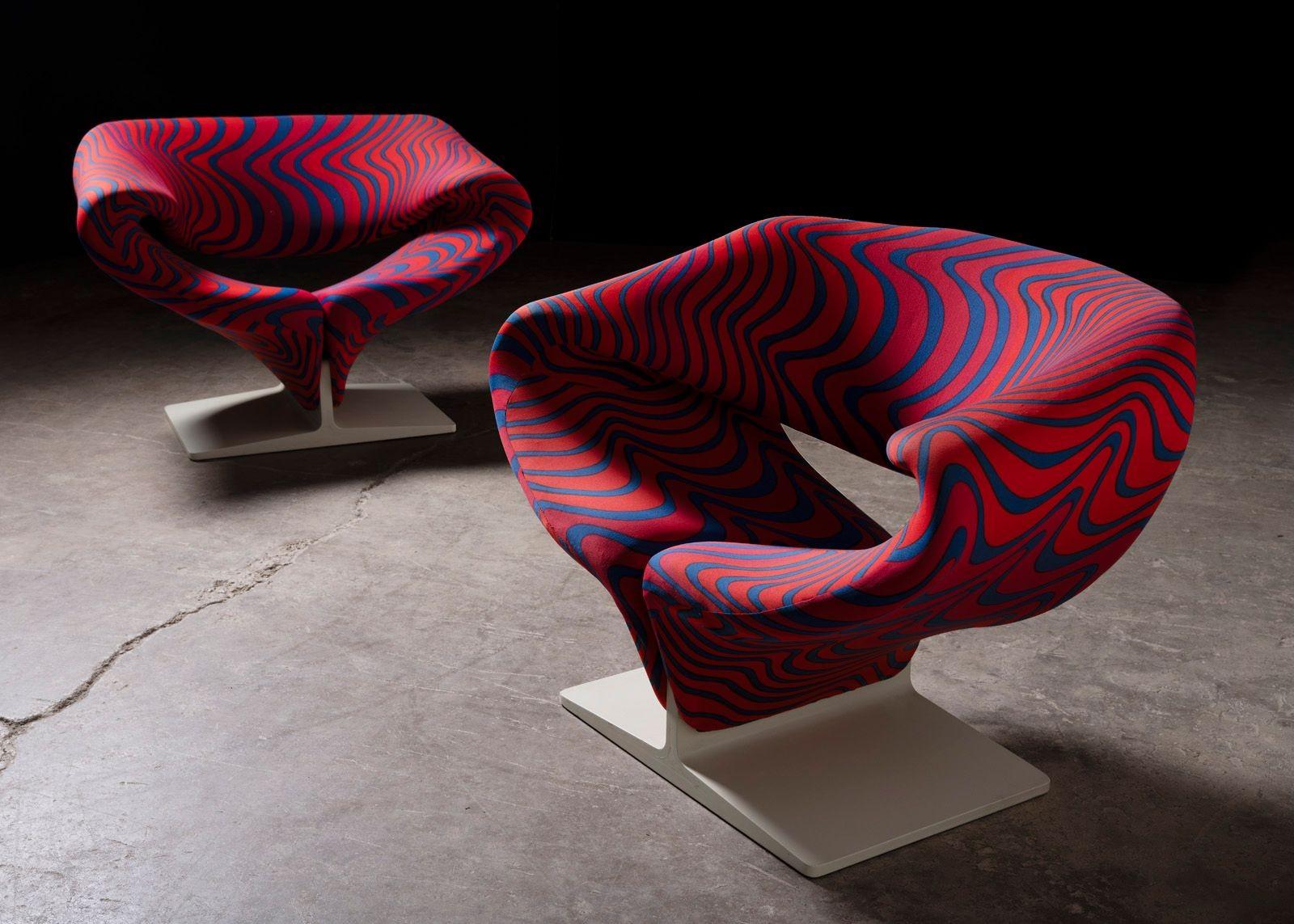 Une extraordinaire et rare paire de chaises Ribbon de Pierre Paulin pour Artifort, datant de 1967 et assorties à la première édition. Ces chefs-d'œuvre sculpturaux ont conservé leur revêtement psychédélique original Jack Lenor Larsen, un textile