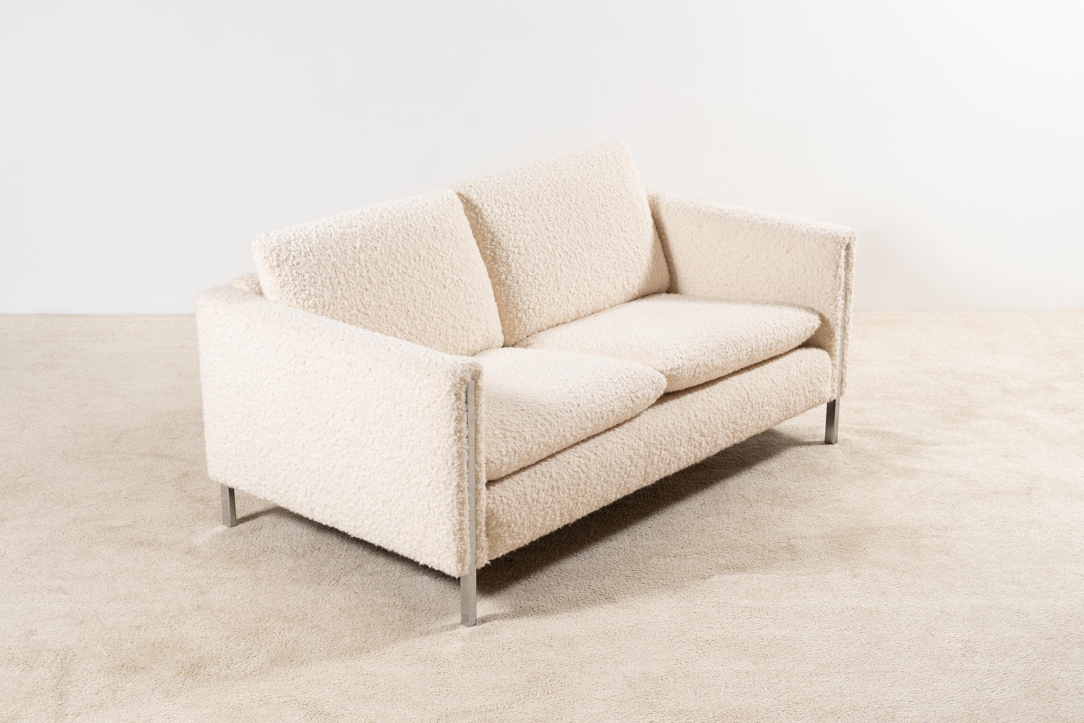 Here is the two-seat model sofa from the 442 series designed by Pierre Paulin and manufactured by Artifort, Netherlands, 1962.

Original Piece from the 1960s Newly re-upholstered in the traditional way by the best French craftsmen, we used a high