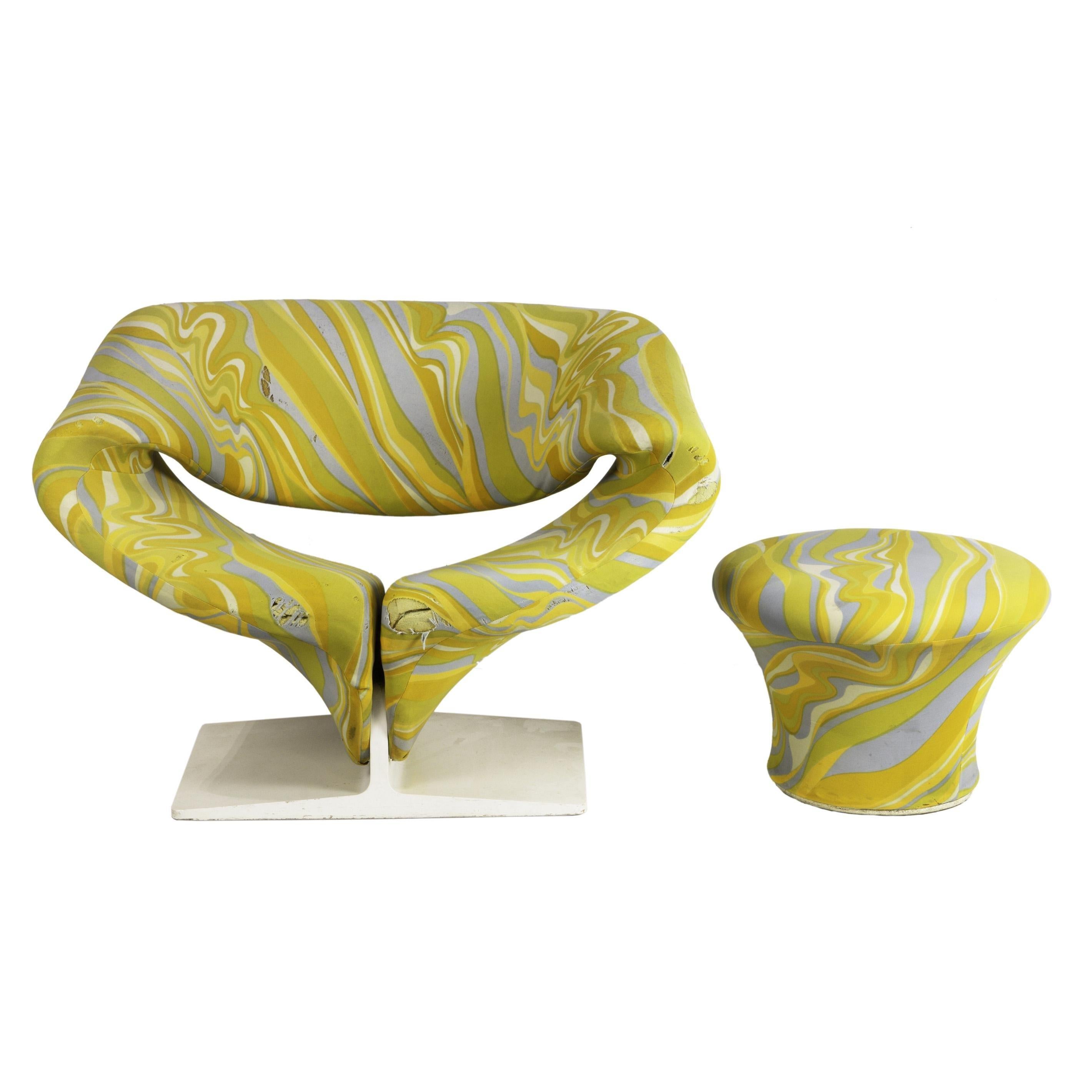 Chaise sculpturale et ottoman conçus par Pierre Paulin et fabriqués par Artifort en 1965 mais distribués par Turner LTD.


La chaise Ribbon est l'une des chaises les plus confortables qui soient. La forme audacieuse et profilée permet à