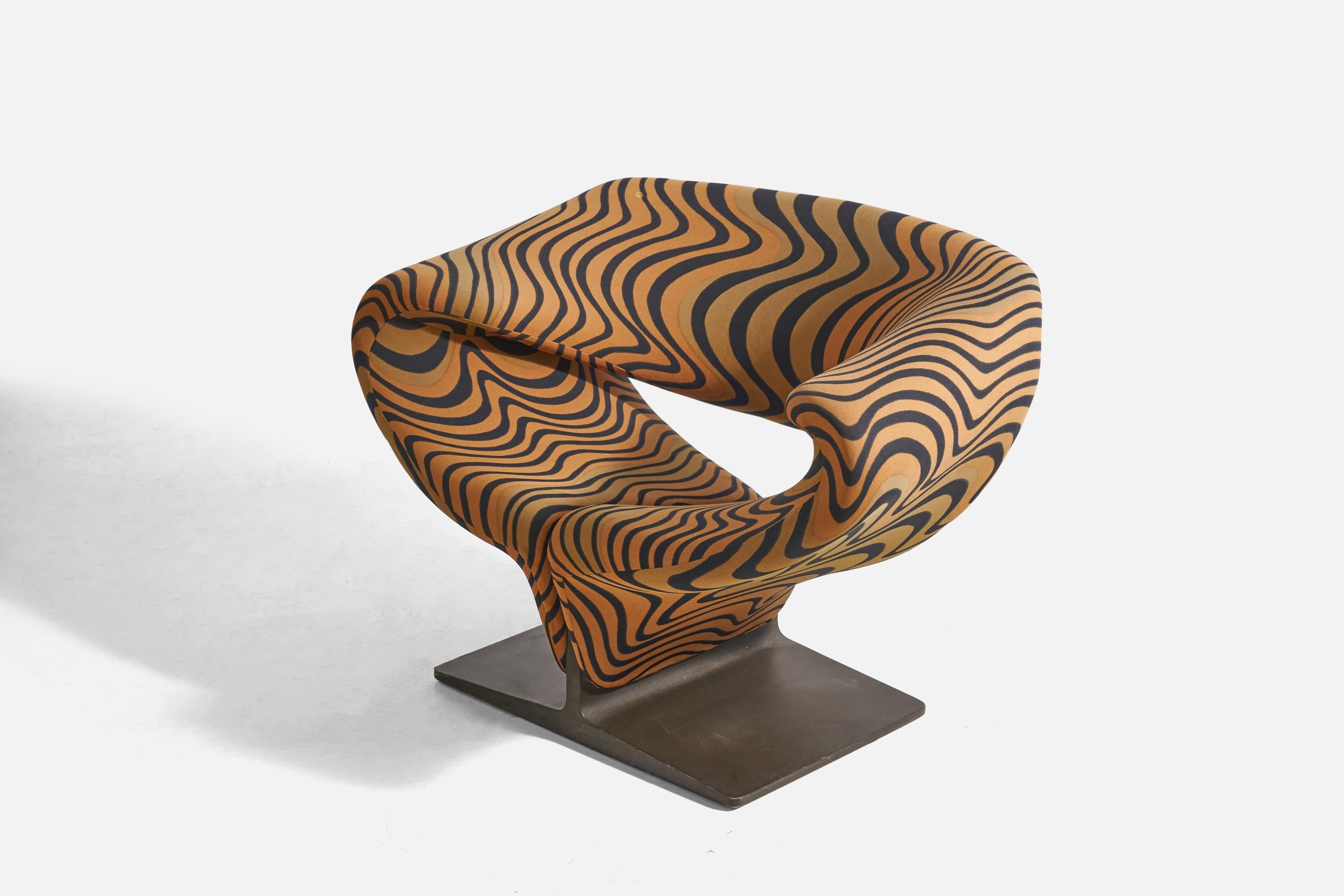 A lacquered wood and graphic printed fabric Ribbon Chair designed by Pierre Paulin and produced by Artifort, Netherlands, 1960s. 

Originally sourced from Turner Limited, 305 East 63rd street, New York. 

With original labels, from Artifort and