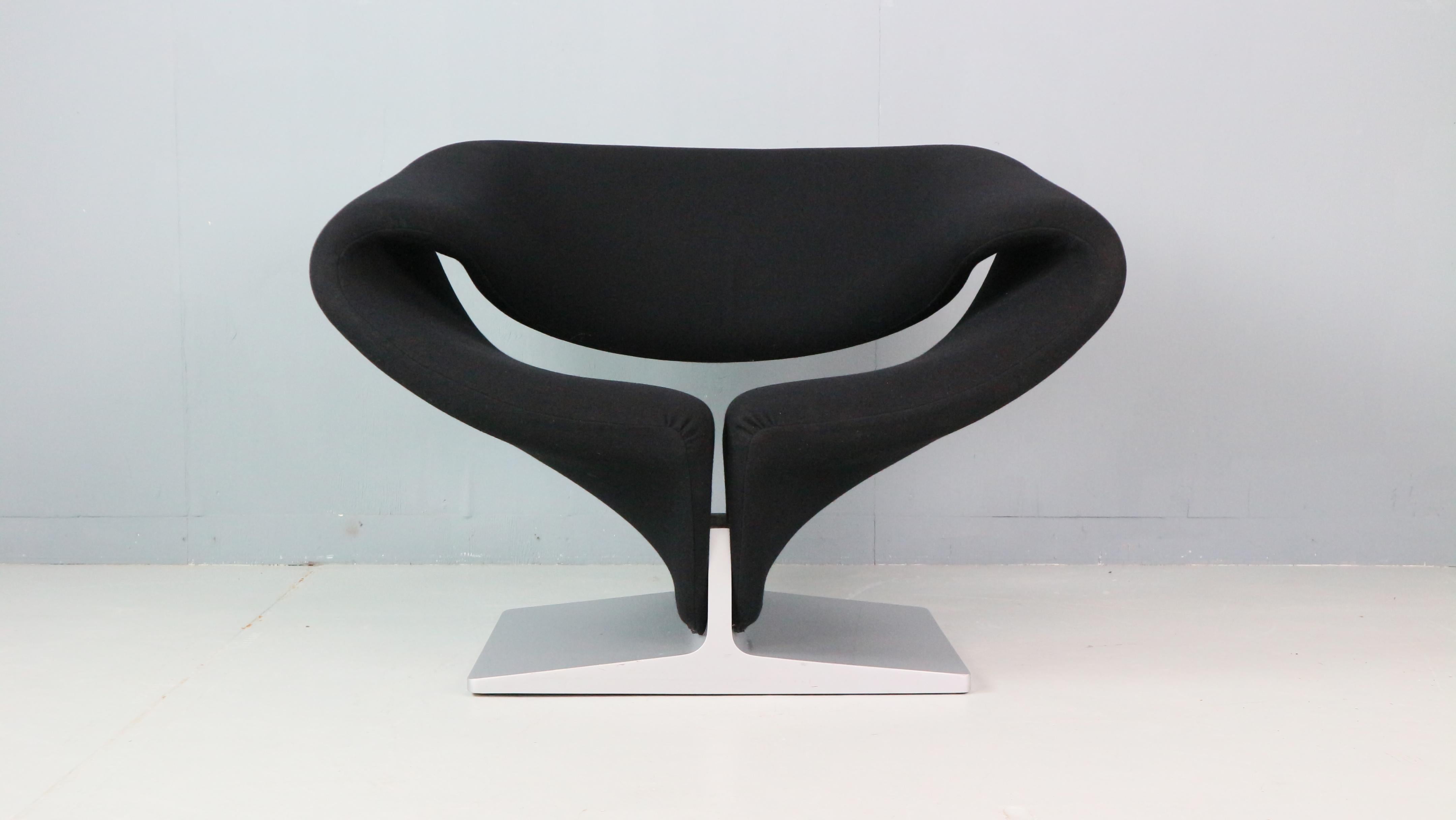 This stunning Ribbon Chair, designed by the renowned French designer Pierre Paulin, is an iconic piece of 1960s modernism. With its sculptural, organic form and sleek black finish, this chair is as much a work of art as it is a functional piece of