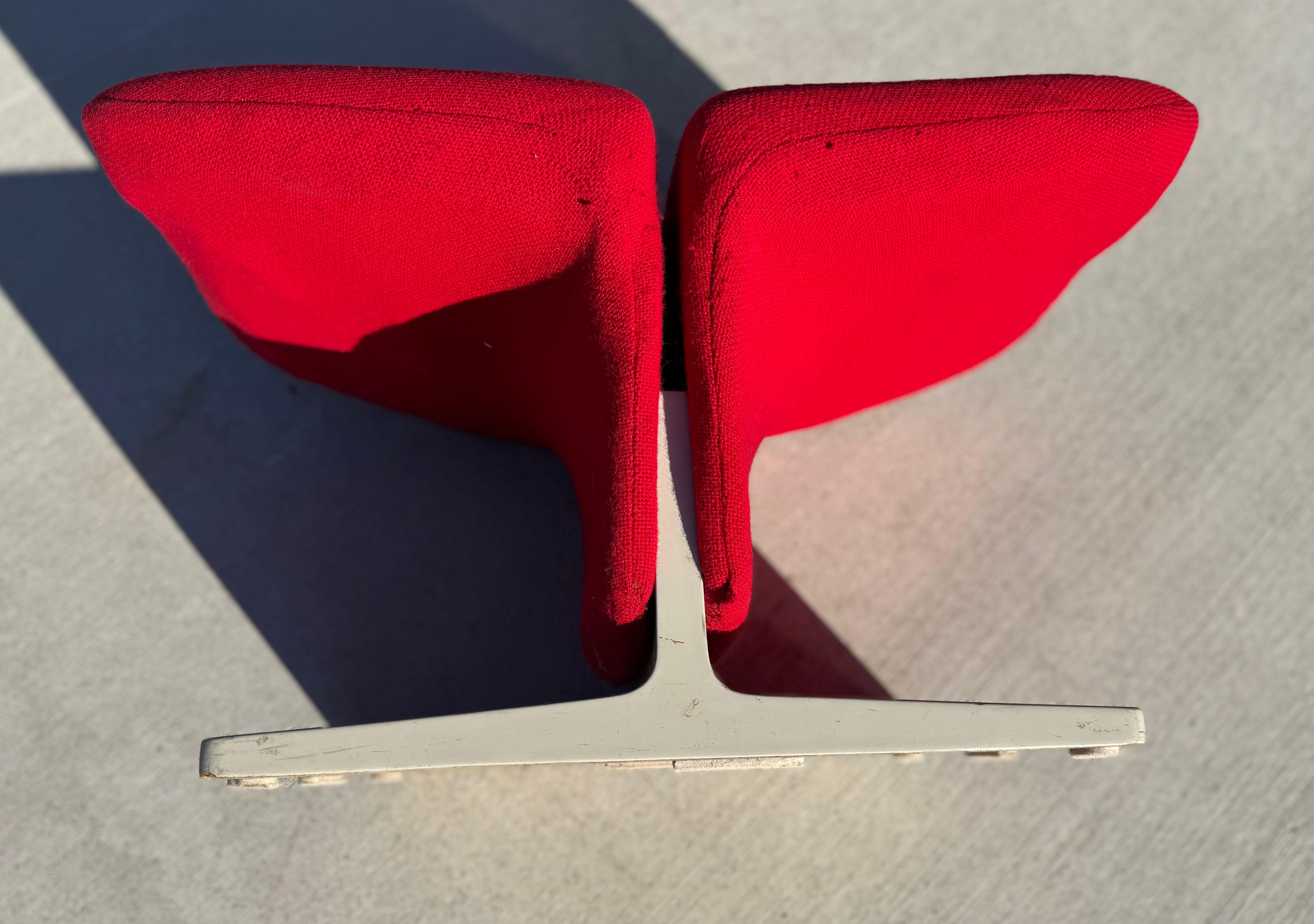 Olandese Pierre Paulin Ribbon Chair Ottoman di Artifort... Classico Pop Modernista. in vendita